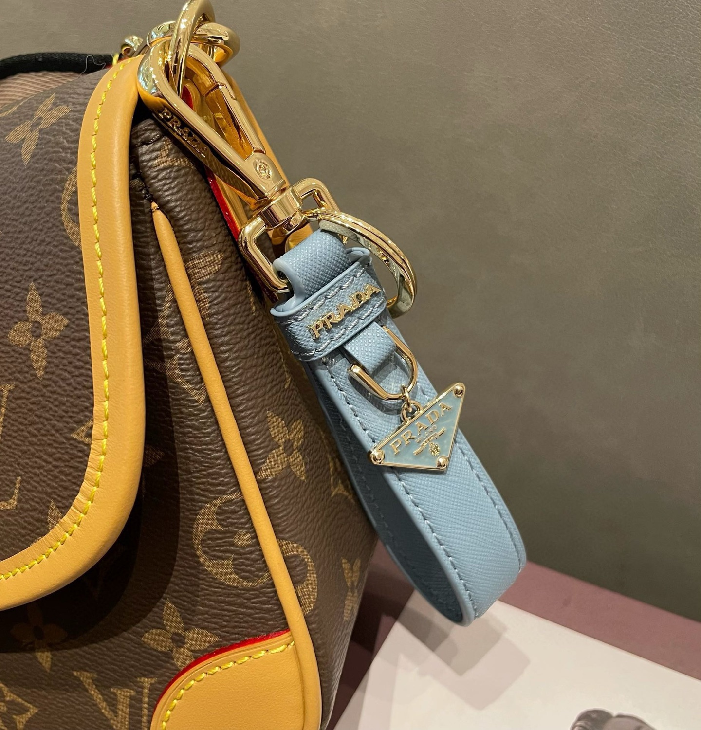 🆕普拉达 Prada 钥匙扣官网款，三角牌吊坠皮圈钥匙扣，车钥匙挂件包包配饰，顶级进口Pu材质➕抛光钢配