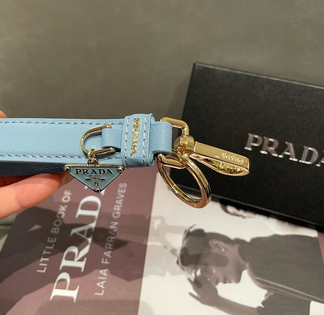 🆕普拉达 Prada 钥匙扣官网款，三角牌吊坠皮圈钥匙扣，车钥匙挂件包包配饰，顶级进口Pu材质➕抛光钢配