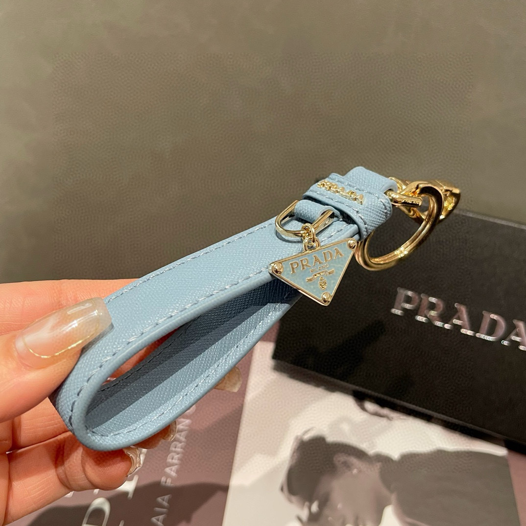 🆕普拉达 Prada 钥匙扣官网款，三角牌吊坠皮圈钥匙扣，车钥匙挂件包包配饰，顶级进口Pu材质➕抛光钢配