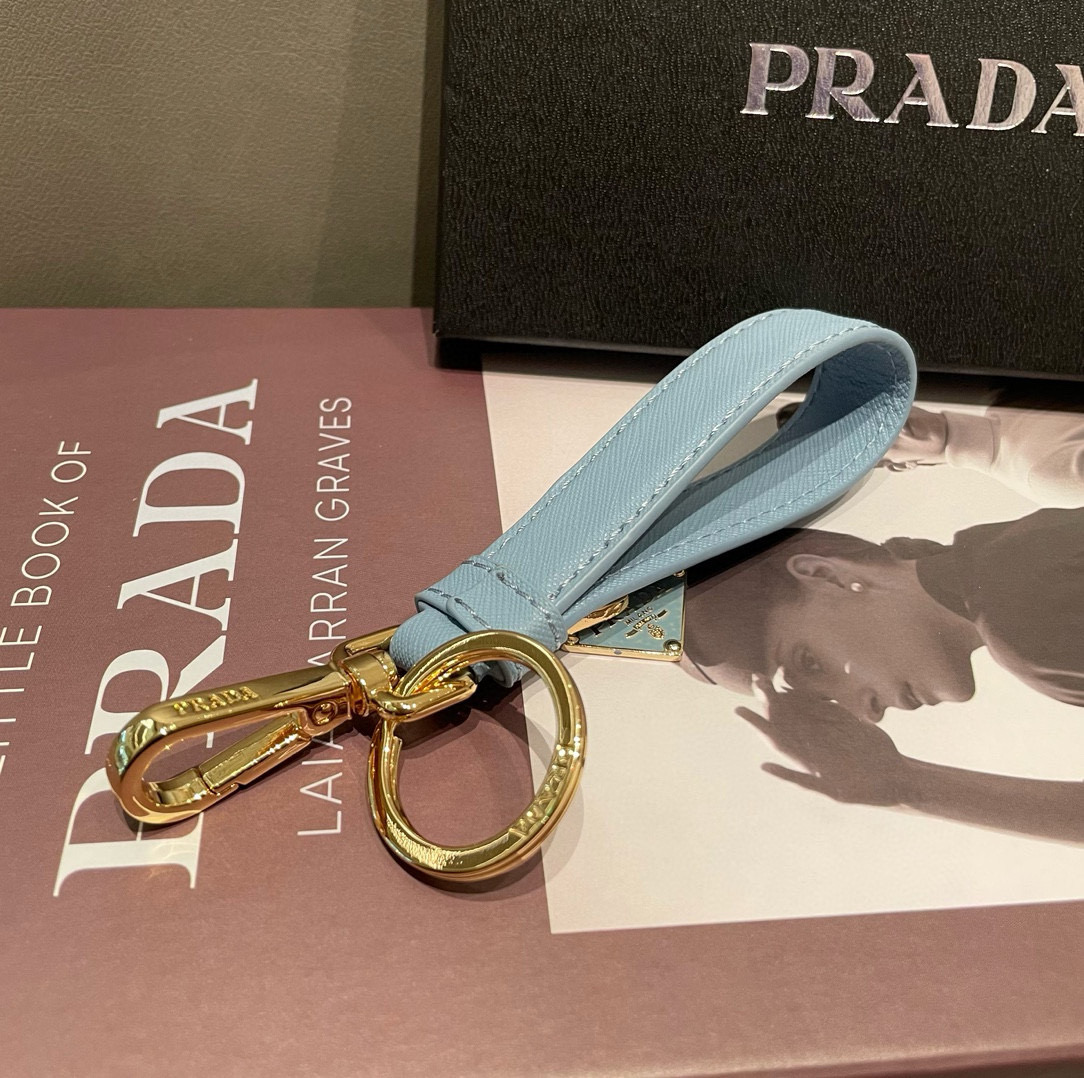 🆕普拉达 Prada 钥匙扣官网款，三角牌吊坠皮圈钥匙扣，车钥匙挂件包包配饰，顶级进口Pu材质➕抛光钢配