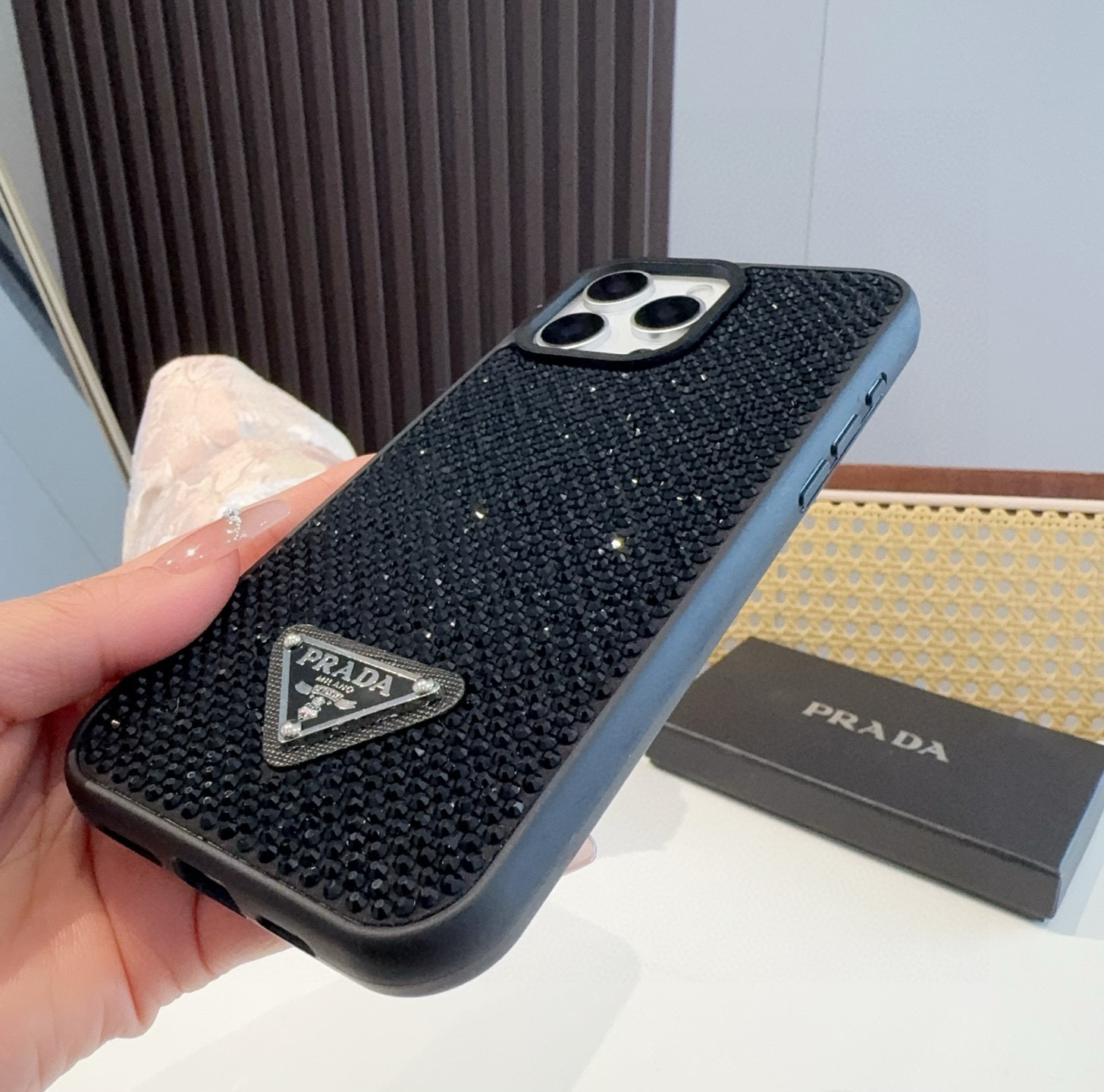 。Prada 官网同款手机壳 全包壳 普拉达手机壳 纯手工贴钻 bingbing
型号:为了不