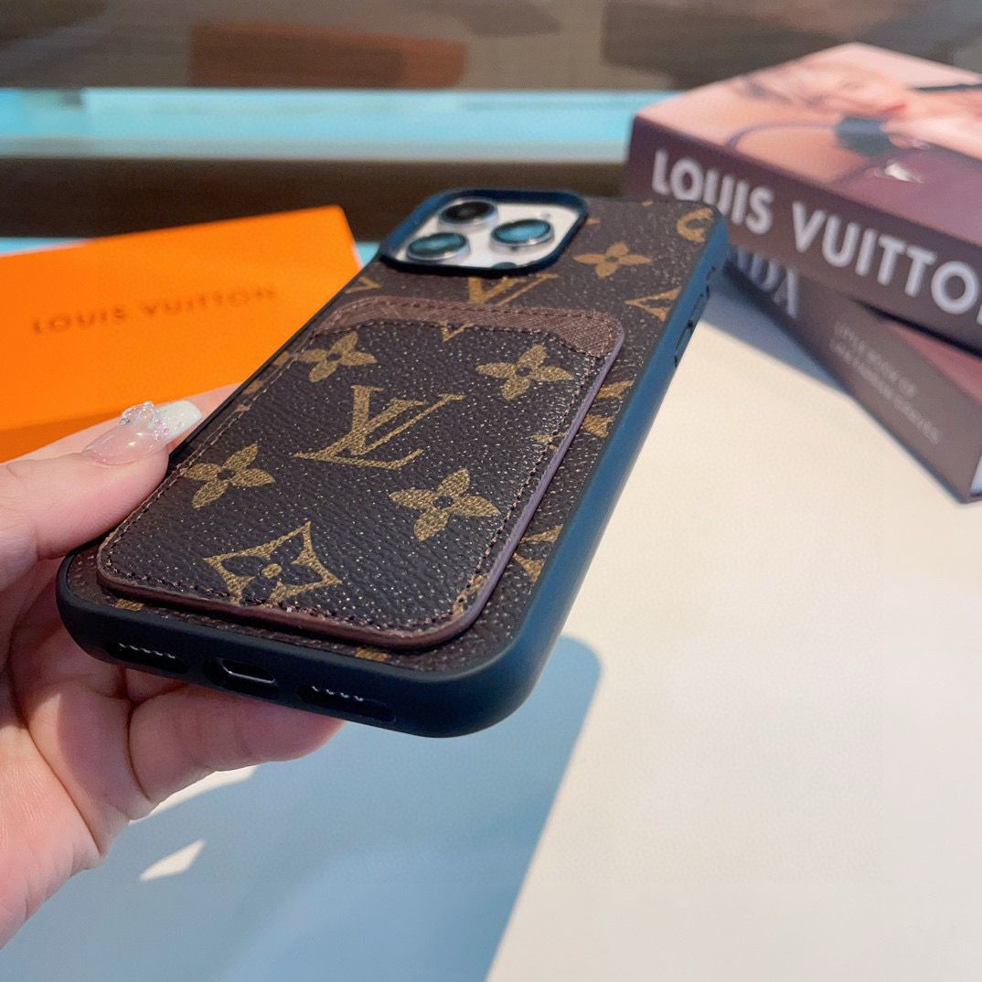  。Lv经典爆款 老花手机壳 lv老花插卡全包壳
 驴牌里的艺术性设计，为LV注入高端时尚
型号：为了不
