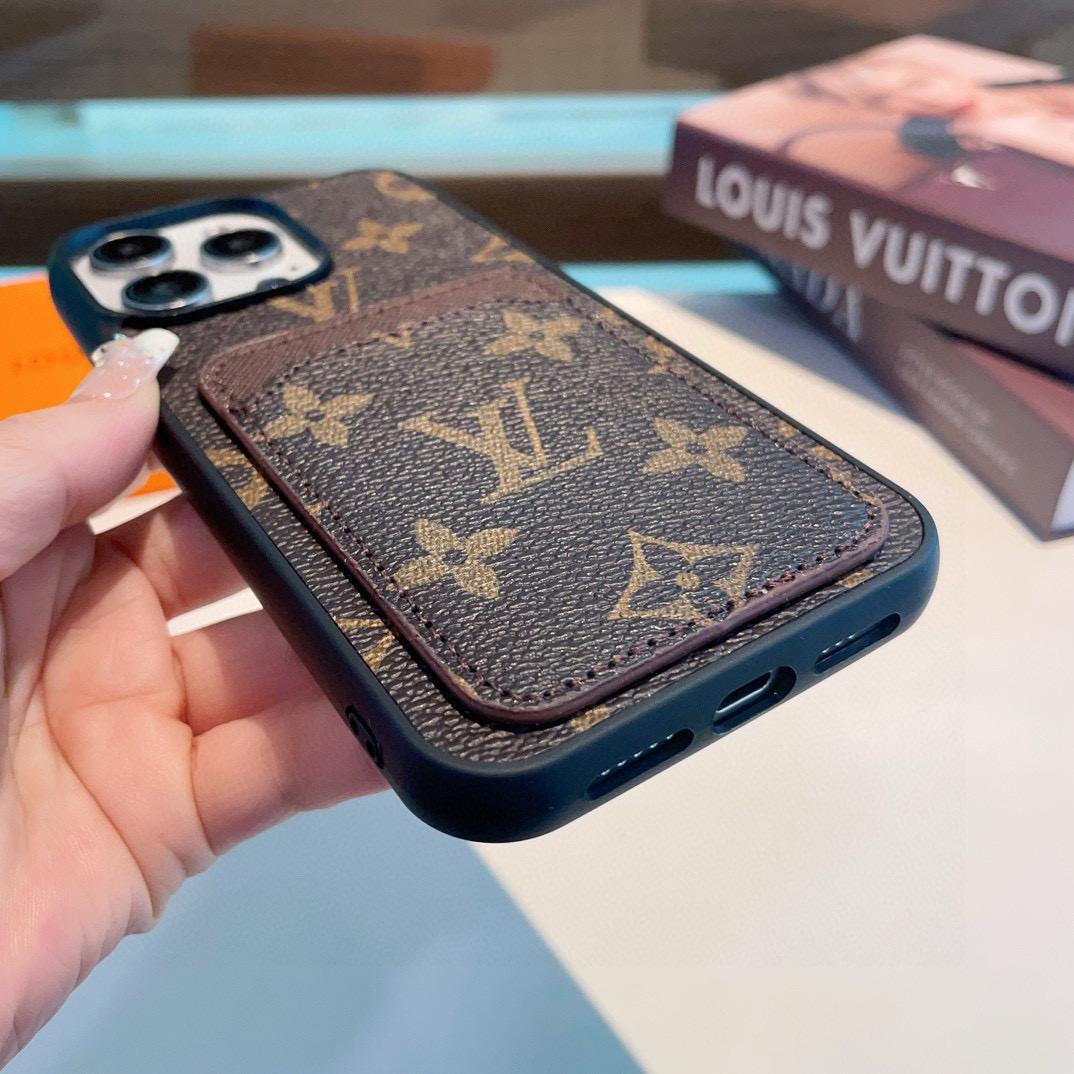  。Lv经典爆款 老花手机壳 lv老花插卡全包壳
 驴牌里的艺术性设计，为LV注入高端时尚
型号：为了不