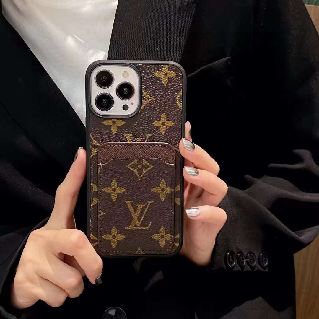  。Lv经典爆款 老花手机壳 lv老花插卡全包壳
 驴牌里的艺术性设计，为LV注入高端时尚
型号：为了不