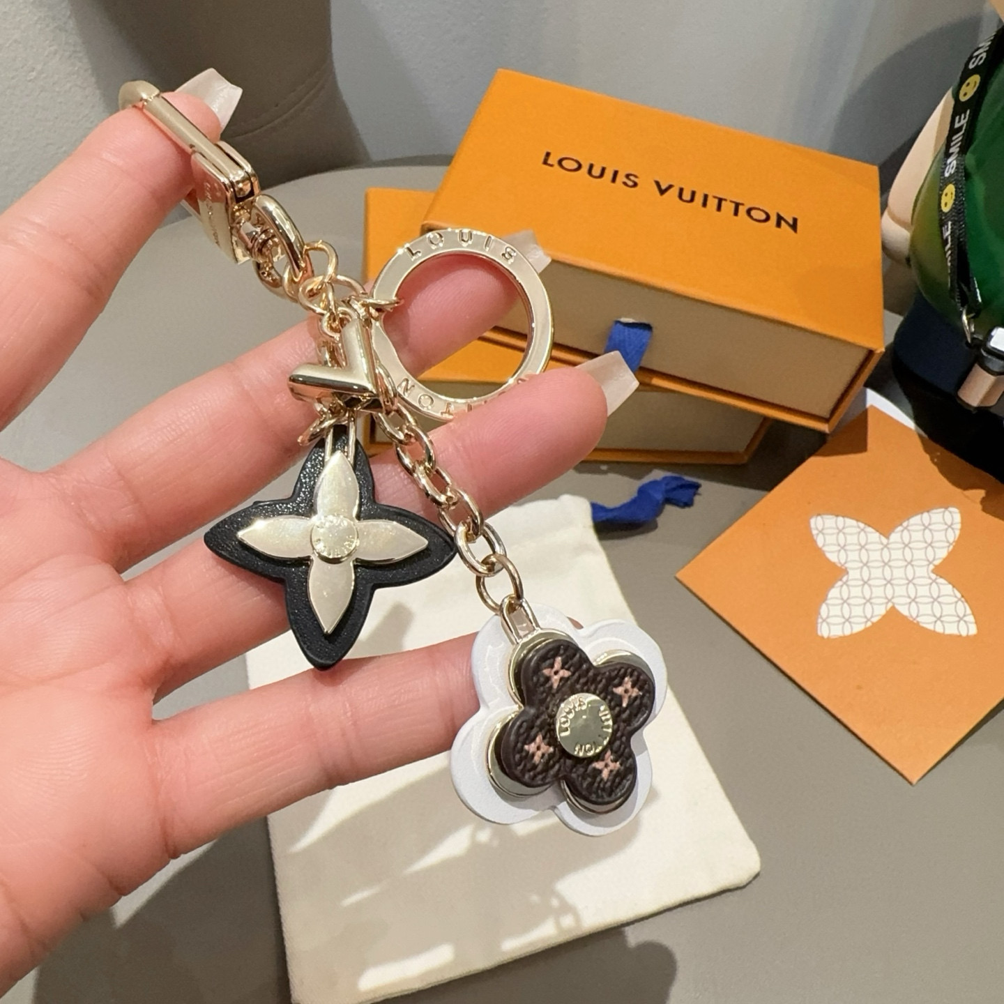 🆕LOUIS VUITTON官网钥匙扣 LV经典四瓣花设计，63084 
包饰🌹钥匙扣
原版开模代购级品