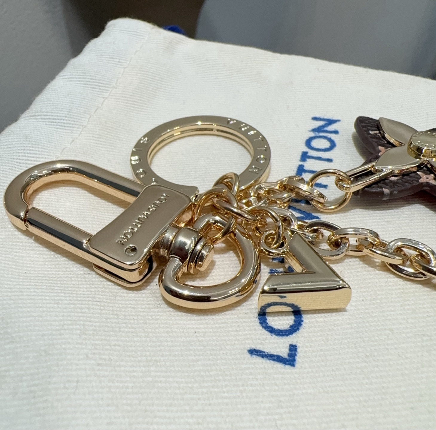 🆕LOUIS VUITTON官网钥匙扣 LV经典四瓣花设计，63084 
包饰🌹钥匙扣
原版开模代购级品
