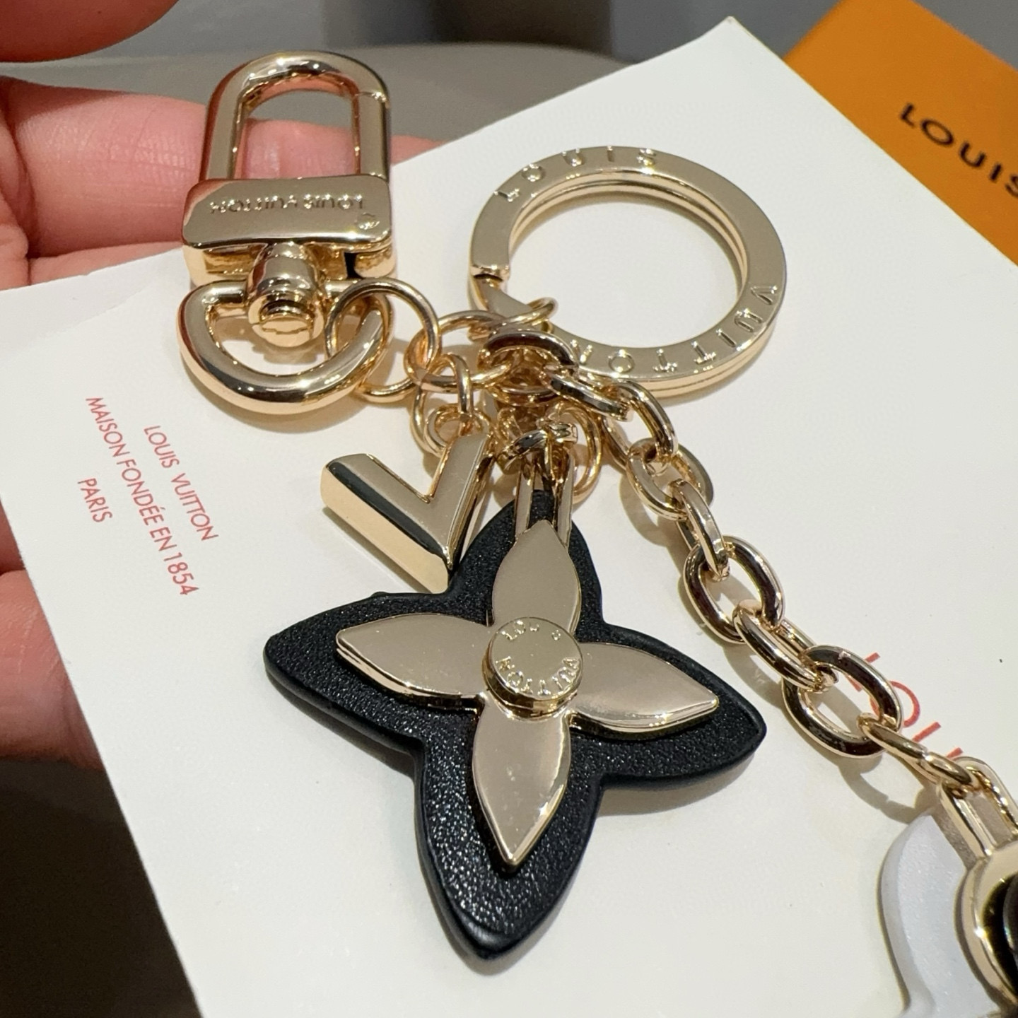 🆕LOUIS VUITTON官网钥匙扣 LV经典四瓣花设计，63084 
包饰🌹钥匙扣
原版开模代购级品