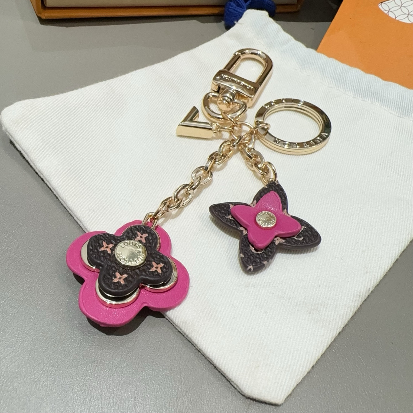 🆕LOUIS VUITTON官网钥匙扣 LV经典四瓣花设计，63084 
包饰🌹钥匙扣
原版开模代购级品