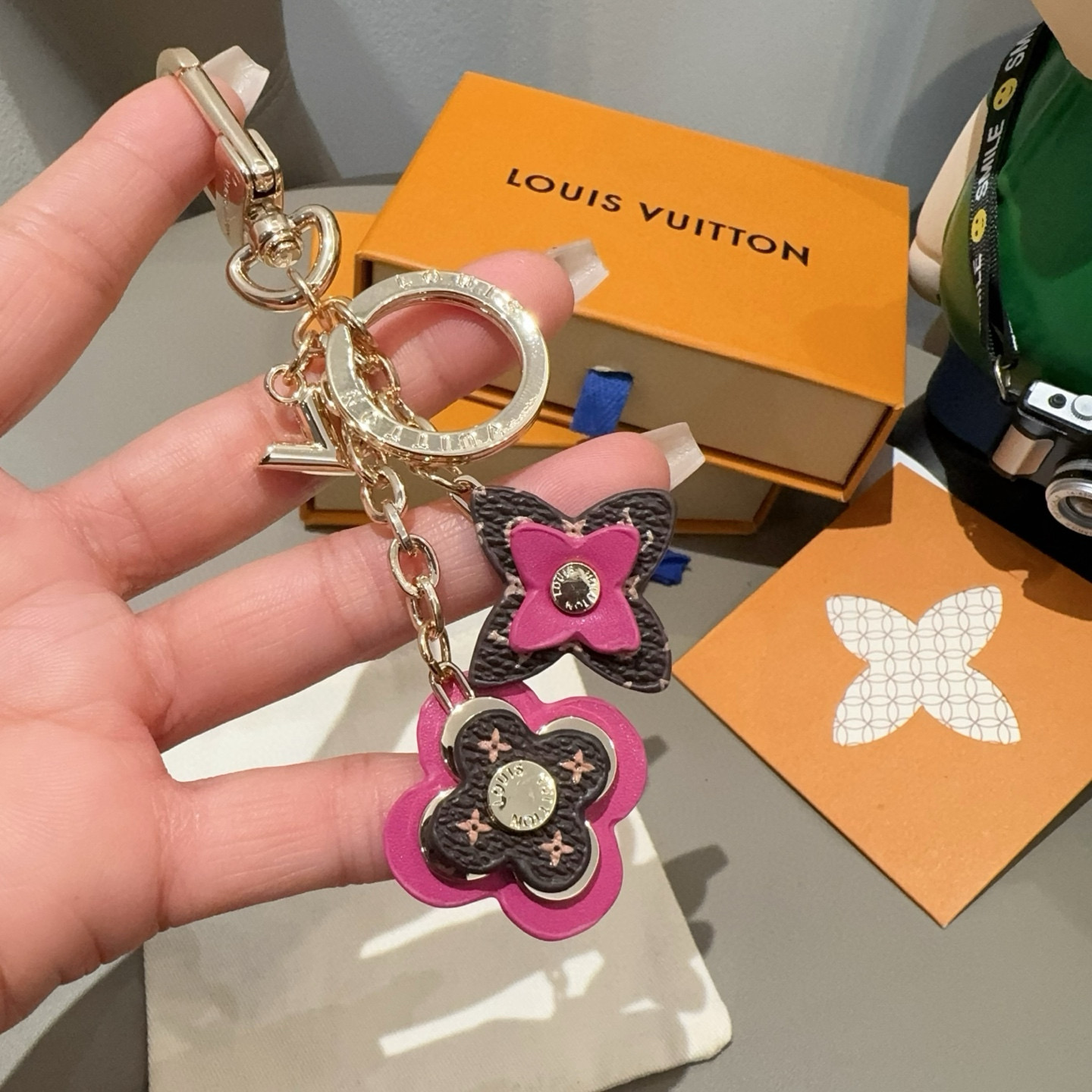 🆕LOUIS VUITTON官网钥匙扣 LV经典四瓣花设计，63084 
包饰🌹钥匙扣
原版开模代购级品