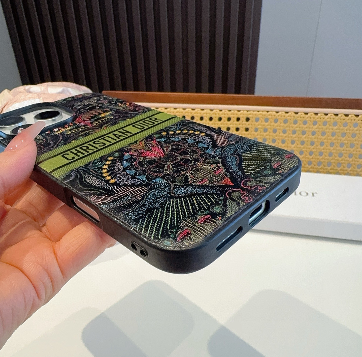  。Dior官网同步原版贴皮手机壳📱爱之光Light of love 系列手机壳 666666
型号：为
