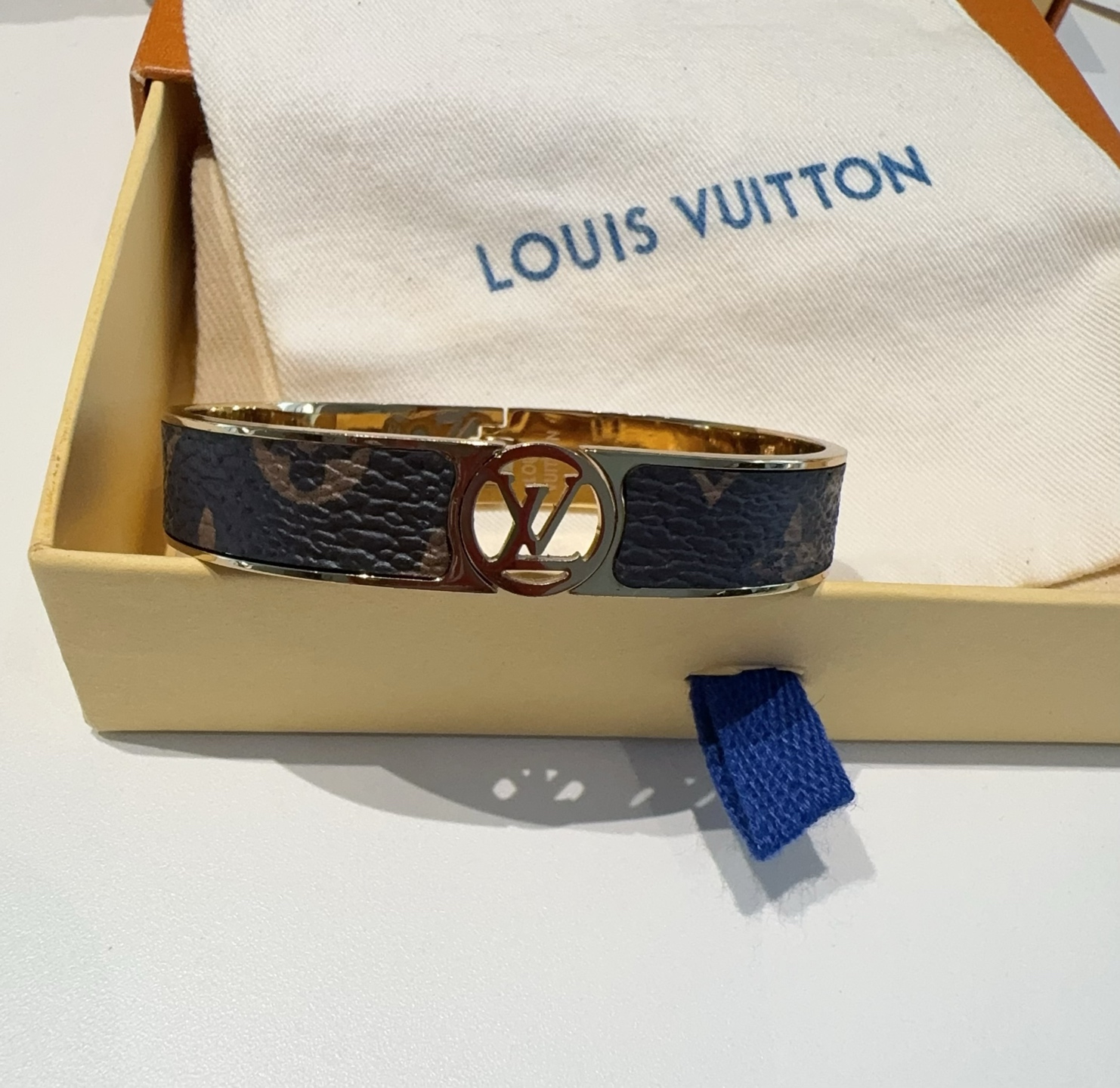  。LOUIS VUITTON官网热款MONOGRAM LV手镯 
LV老花贴皮手环 顶级太钢材质 真空