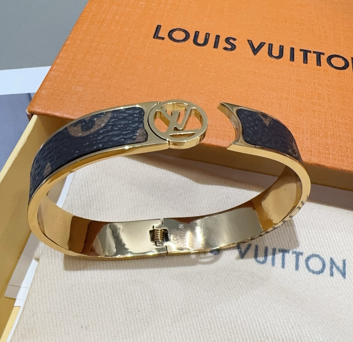  。LOUIS VUITTON官网热款MONOGRAM LV手镯 
LV老花贴皮手环 顶级太钢材质 真空