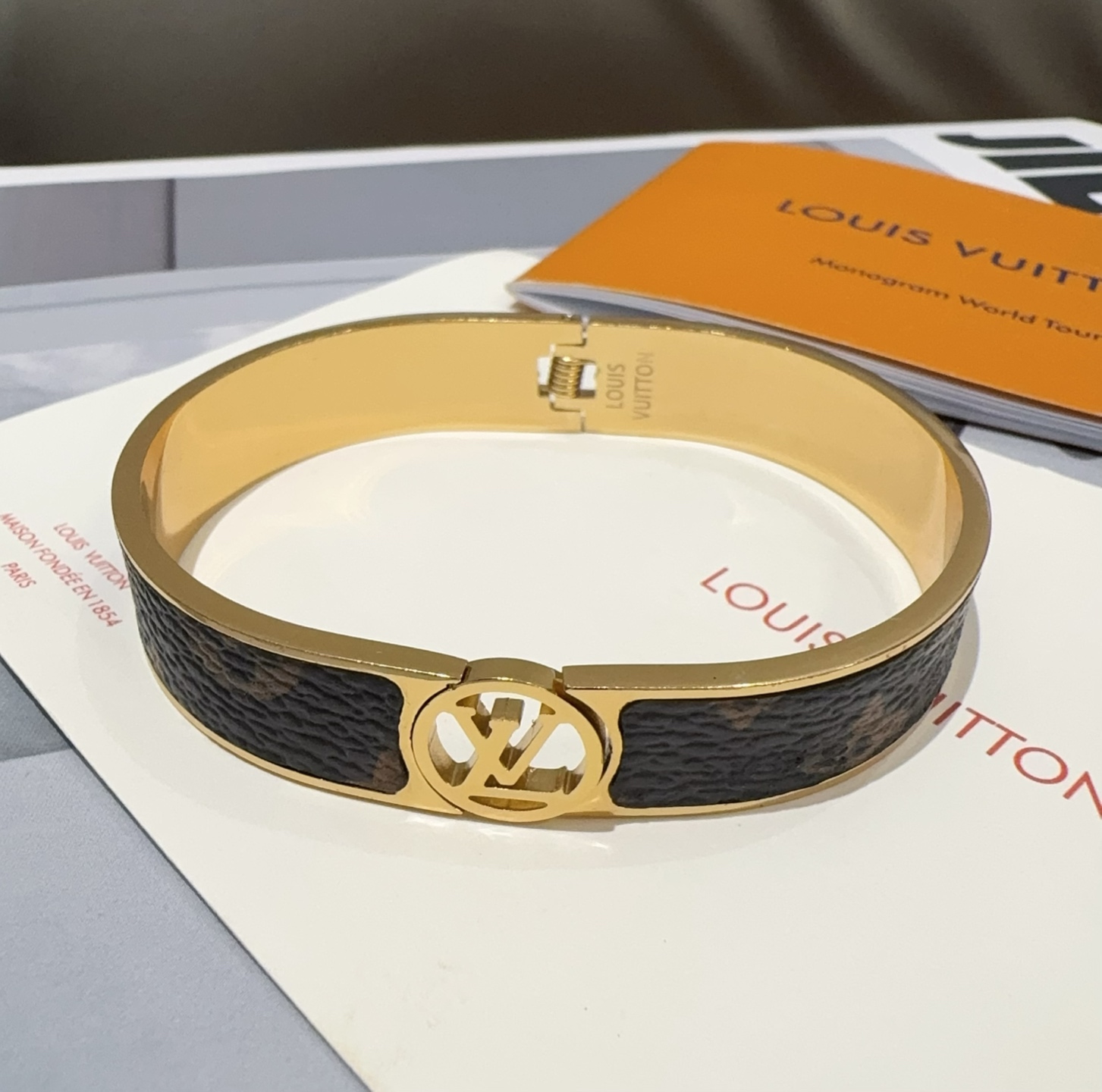  。LOUIS VUITTON官网热款MONOGRAM LV手镯 
LV老花贴皮手环 顶级太钢材质 真空