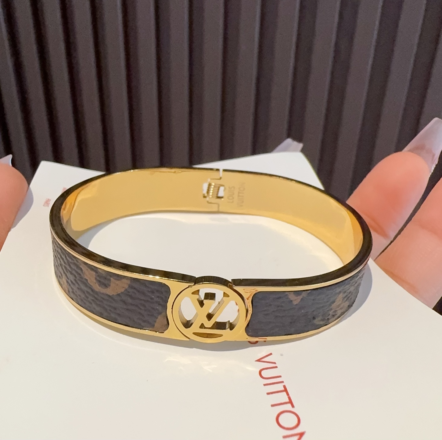  。LOUIS VUITTON官网热款MONOGRAM LV手镯 
LV老花贴皮手环 顶级太钢材质 真空