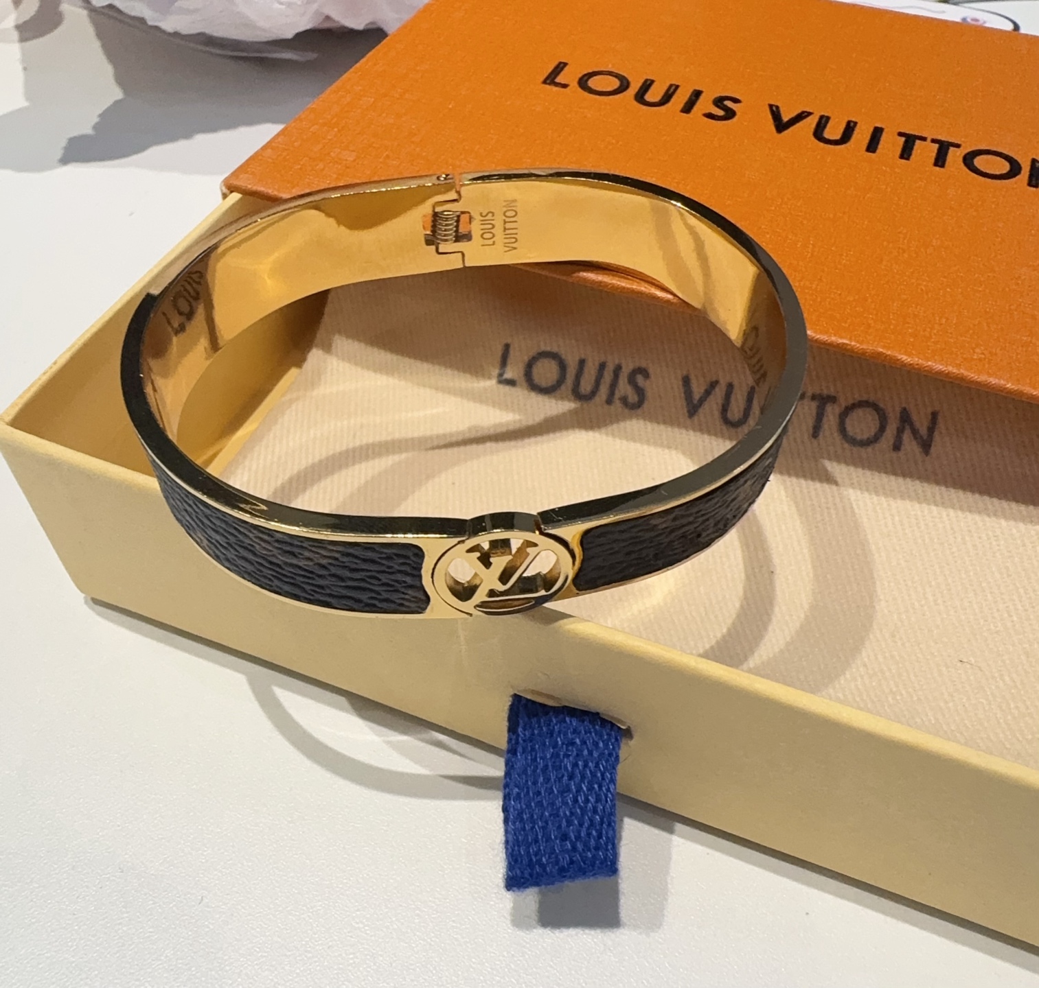  。LOUIS VUITTON官网热款MONOGRAM LV手镯 
LV老花贴皮手环 顶级太钢材质 真空