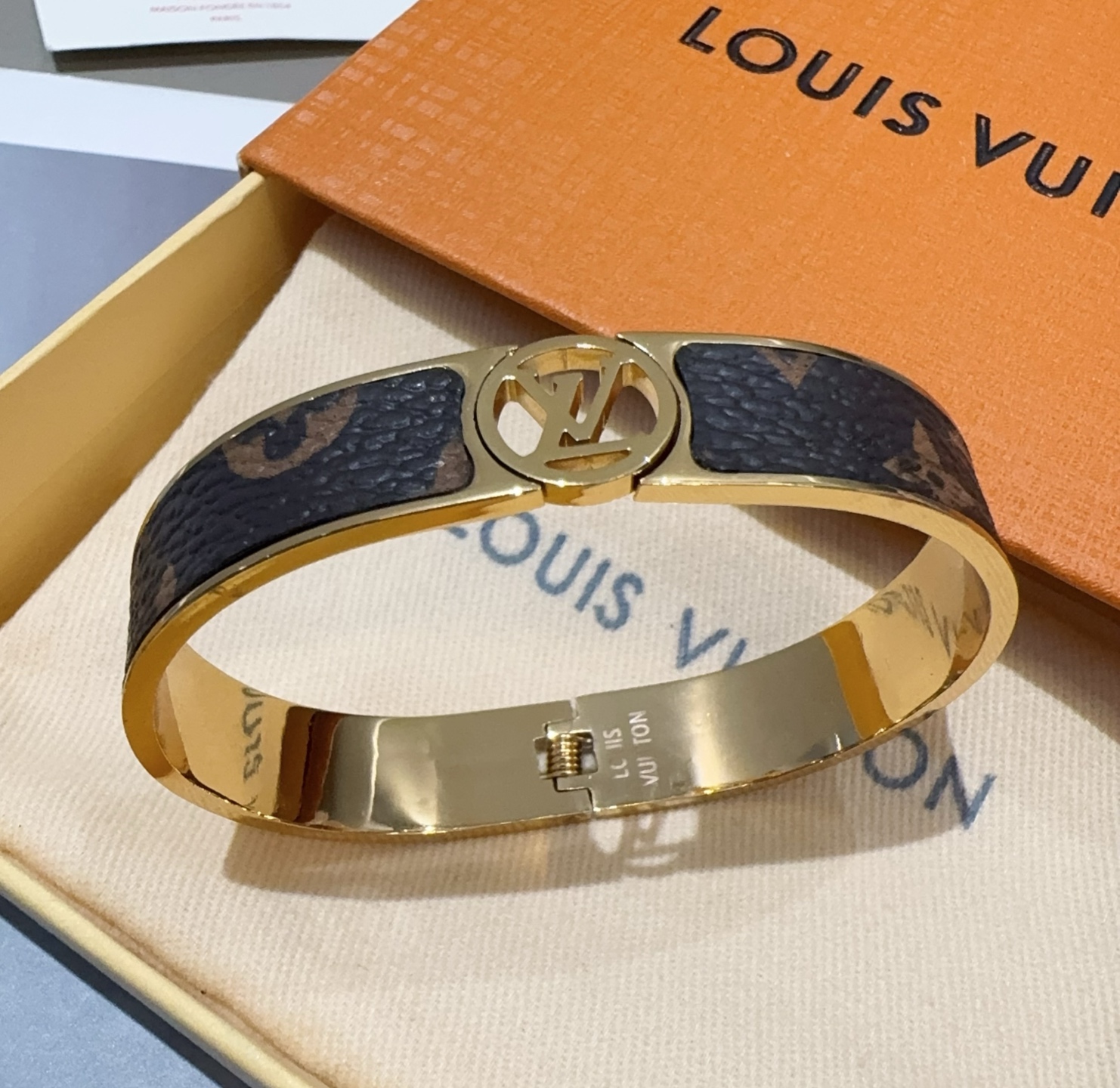  。LOUIS VUITTON官网热款MONOGRAM LV手镯 
LV老花贴皮手环 顶级太钢材质 真空