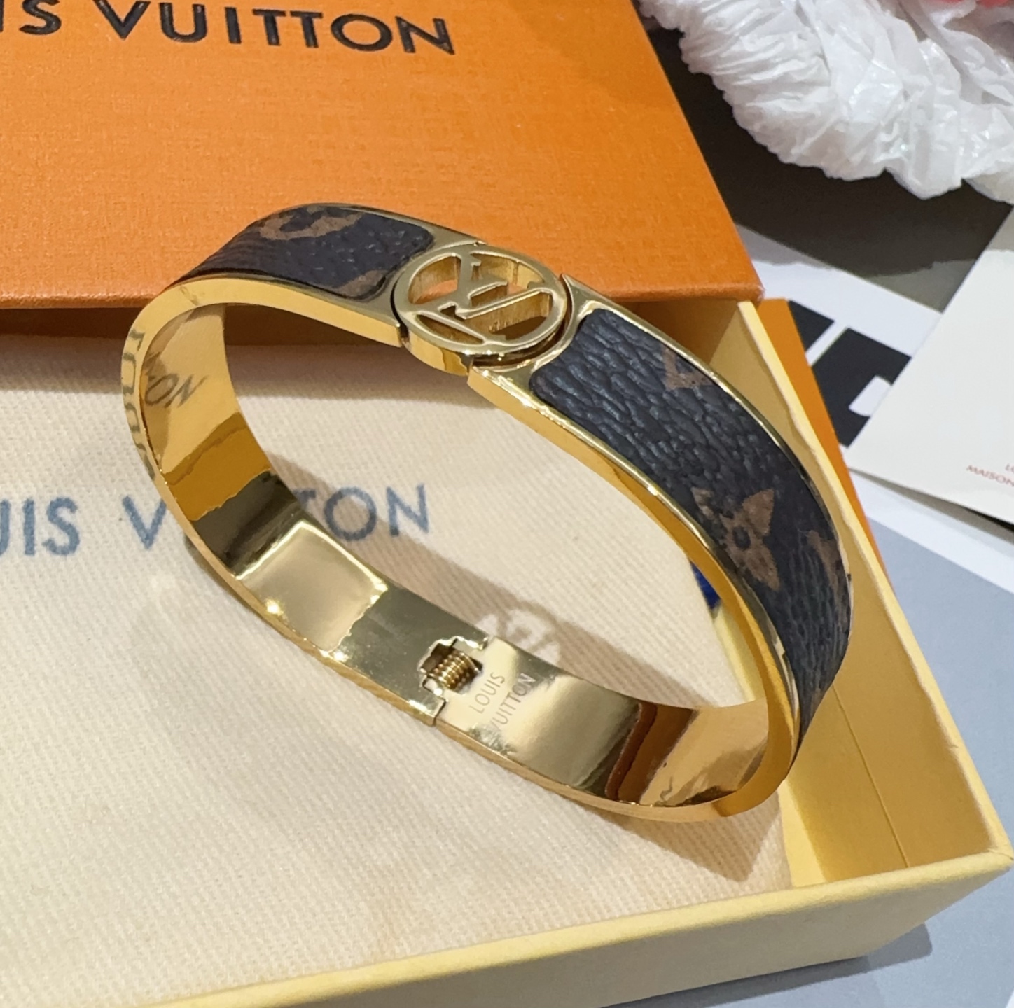  。LOUIS VUITTON官网热款MONOGRAM LV手镯 
LV老花贴皮手环 顶级太钢材质 真空