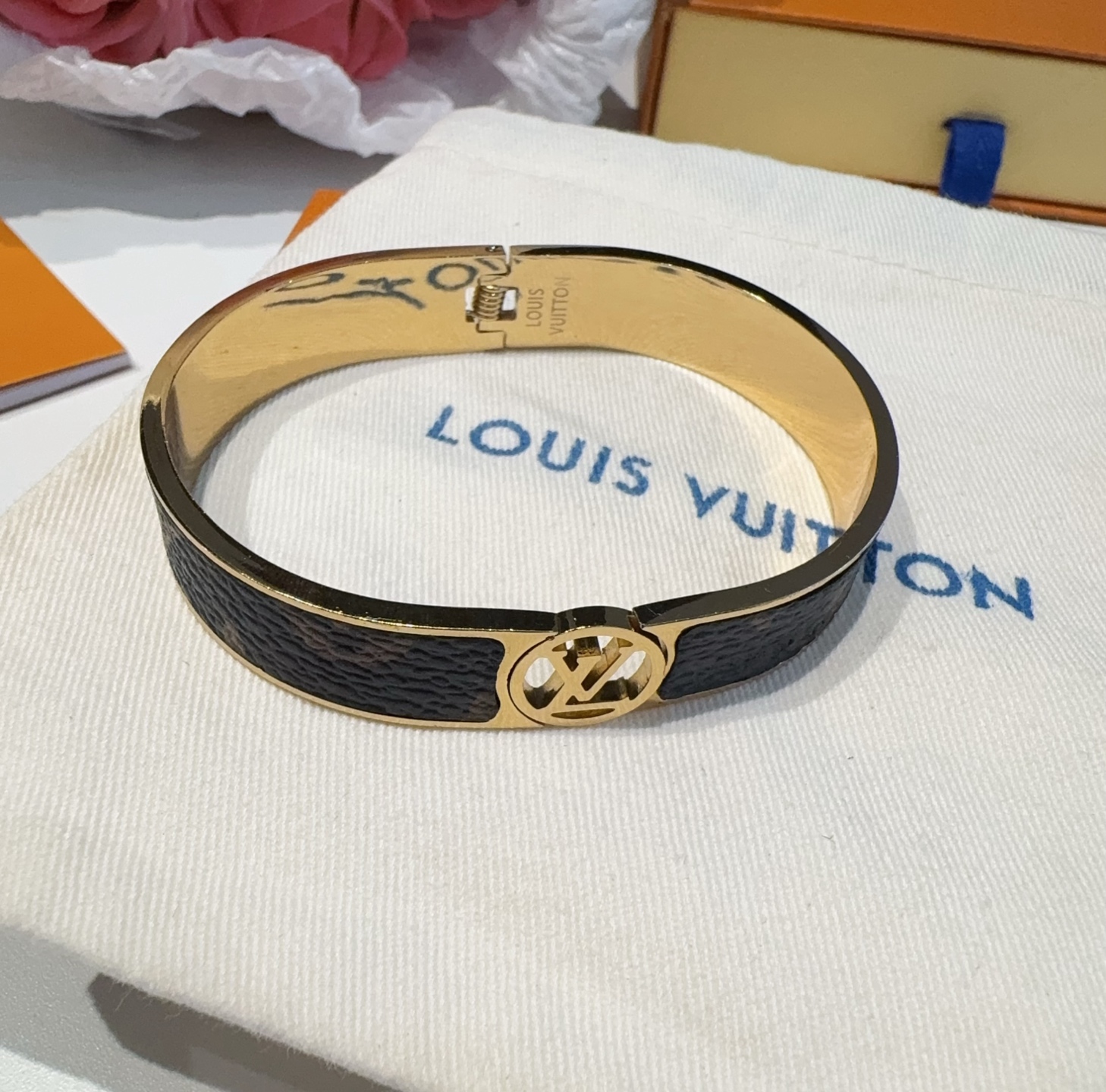 。LOUIS VUITTON官网热款MONOGRAM LV手镯 
LV老花贴皮手环 顶级太钢材质 真空