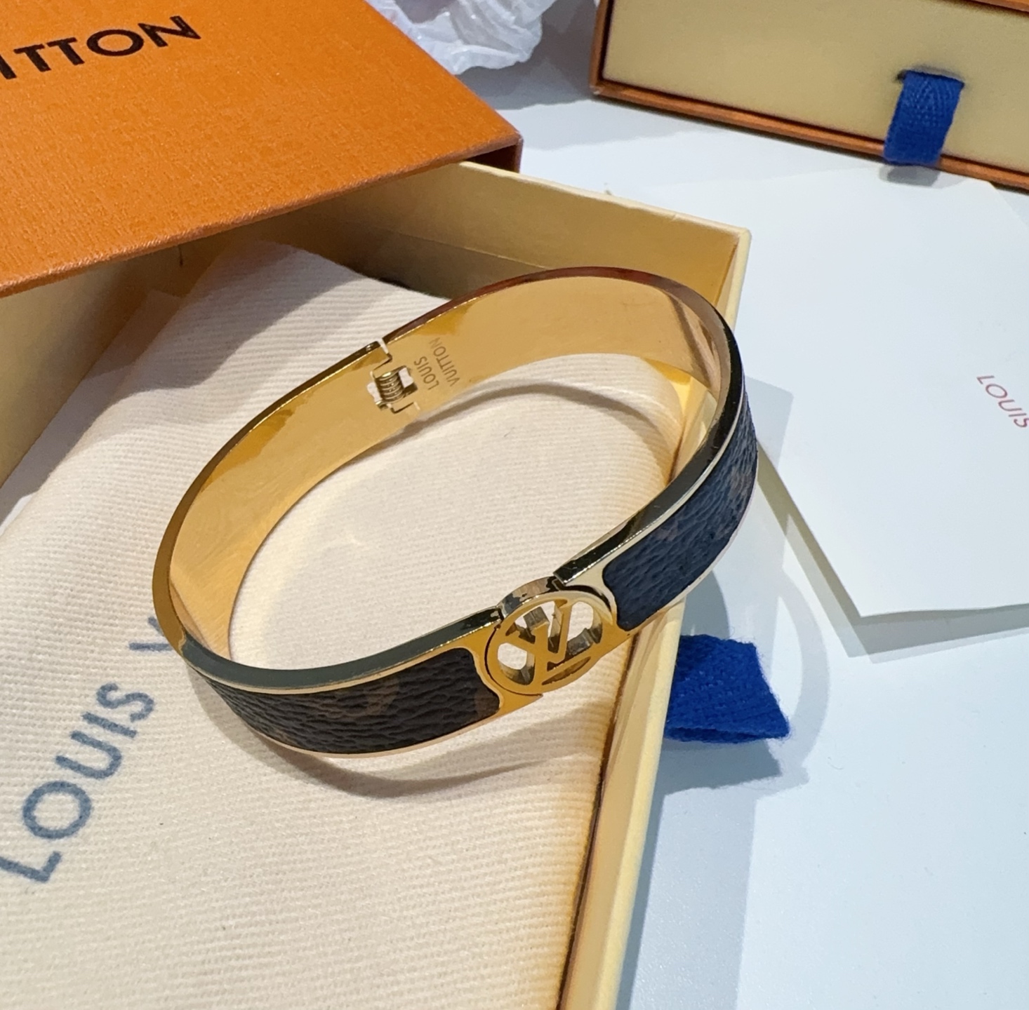  。LOUIS VUITTON官网热款MONOGRAM LV手镯 
LV老花贴皮手环 顶级太钢材质 真空