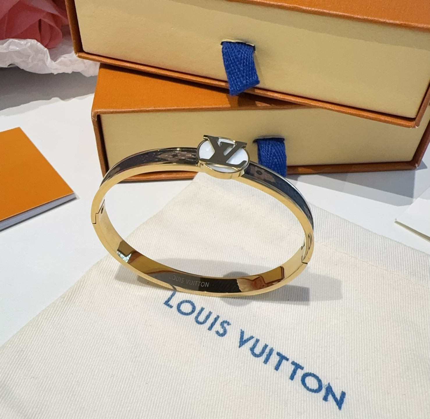  。LOUIS VUITTON官网热款MONOGRAM LV手镯 
LV老花贴皮手环 顶级太钢材质 真空