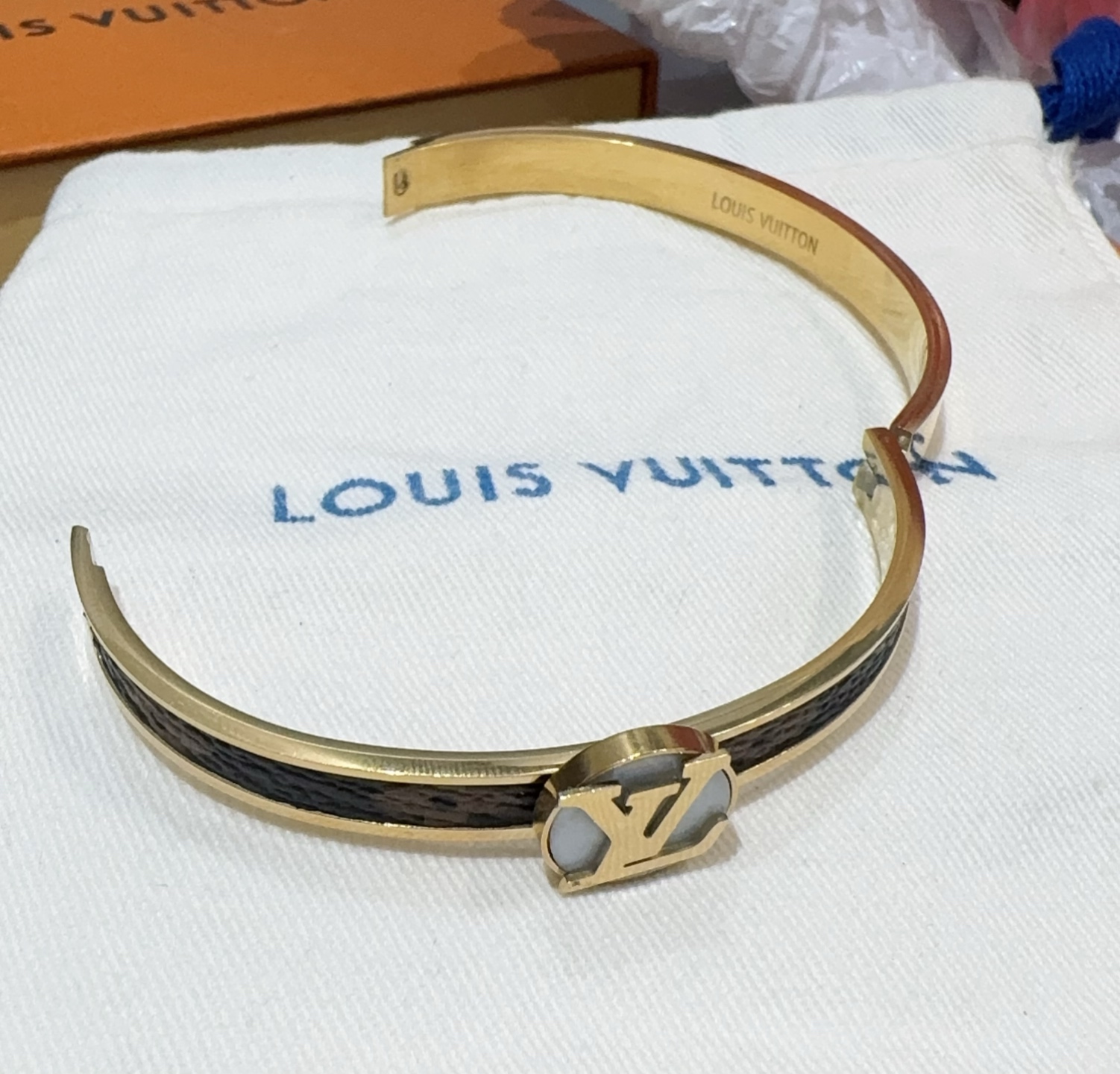  。LOUIS VUITTON官网热款MONOGRAM LV手镯 
LV老花贴皮手环 顶级太钢材质 真空