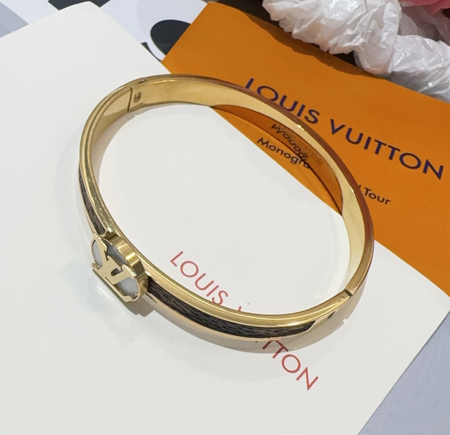  。LOUIS VUITTON官网热款MONOGRAM LV手镯 
LV老花贴皮手环 顶级太钢材质 真空