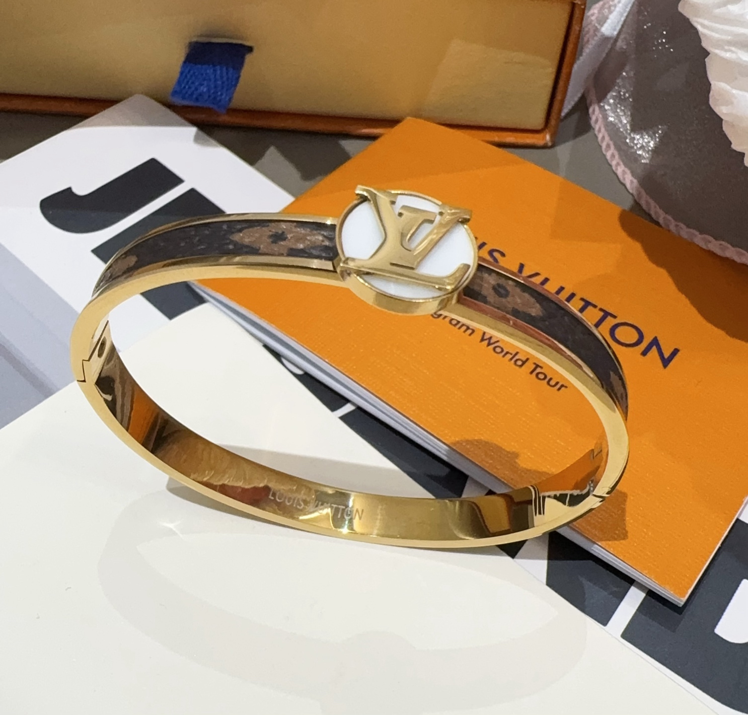  。LOUIS VUITTON官网热款MONOGRAM LV手镯 
LV老花贴皮手环 顶级太钢材质 真空