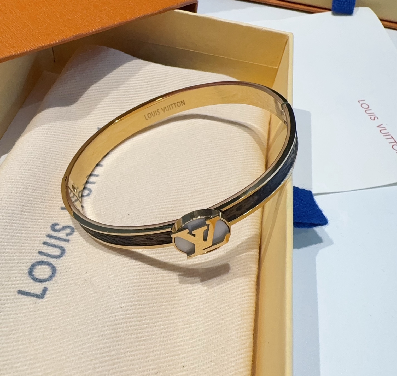  。LOUIS VUITTON官网热款MONOGRAM LV手镯 
LV老花贴皮手环 顶级太钢材质 真空