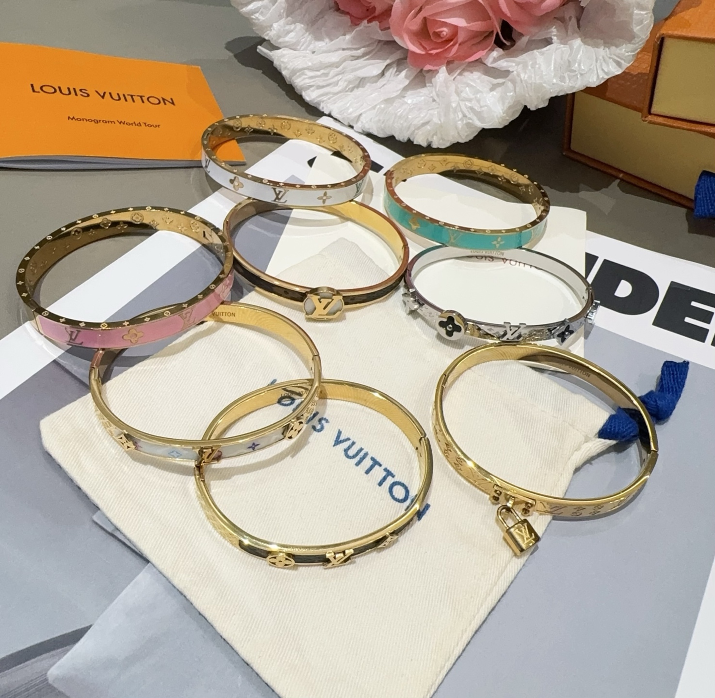  。LOUIS VUITTON官网热款MONOGRAM LV手镯 
LV老花贴皮手环 顶级太钢材质 真空