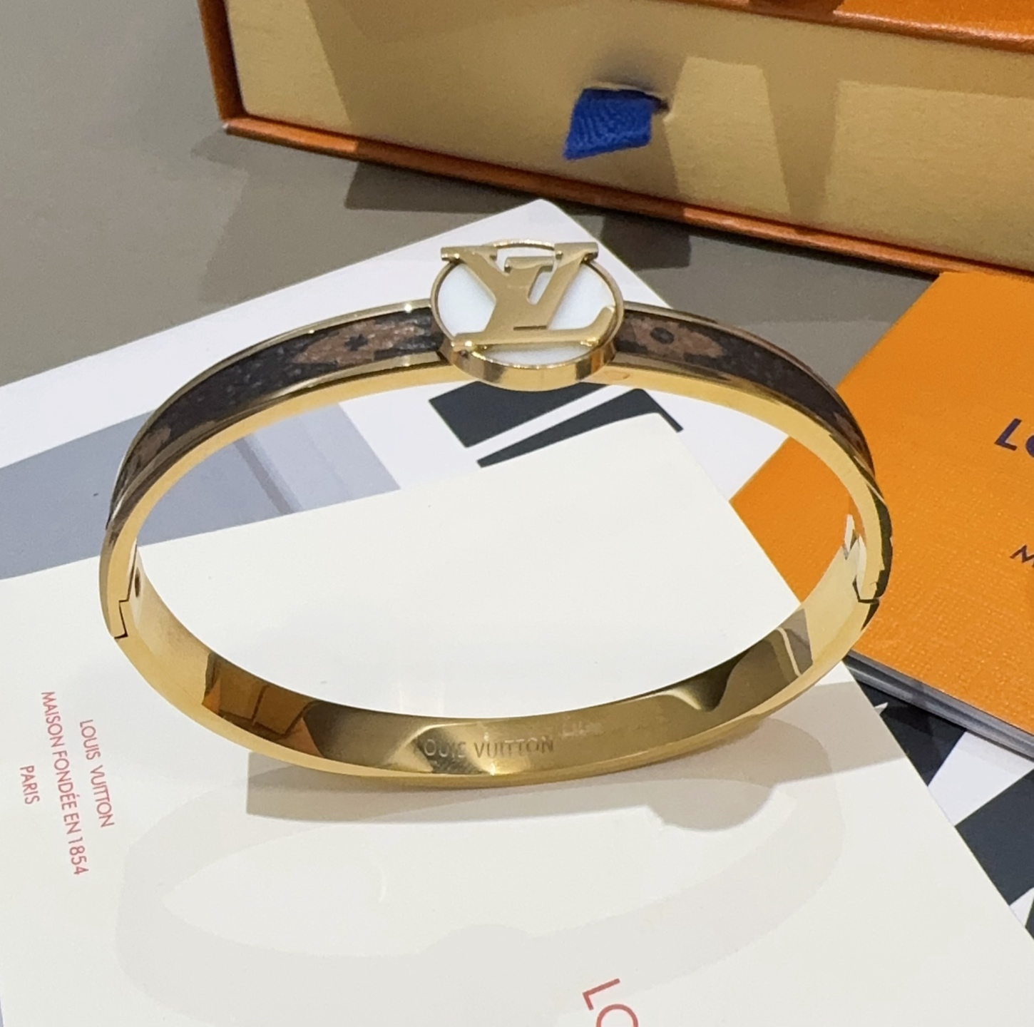  。LOUIS VUITTON官网热款MONOGRAM LV手镯 
LV老花贴皮手环 顶级太钢材质 真空