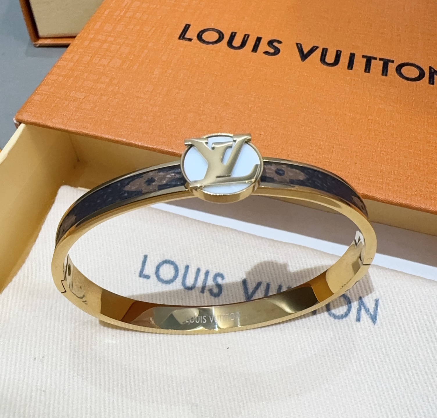  。LOUIS VUITTON官网热款MONOGRAM LV手镯 
LV老花贴皮手环 顶级太钢材质 真空