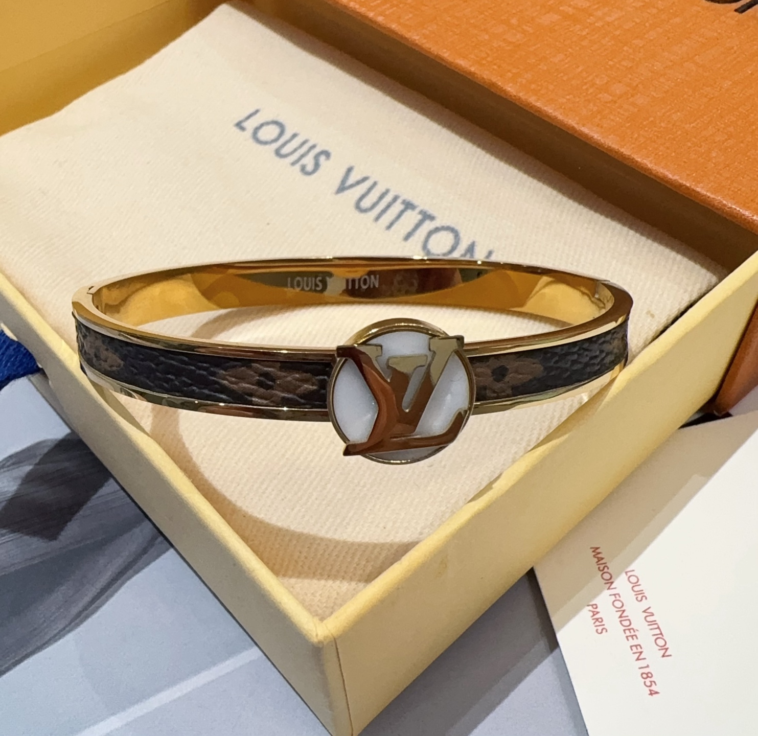  。LOUIS VUITTON官网热款MONOGRAM LV手镯 
LV老花贴皮手环 顶级太钢材质 真空