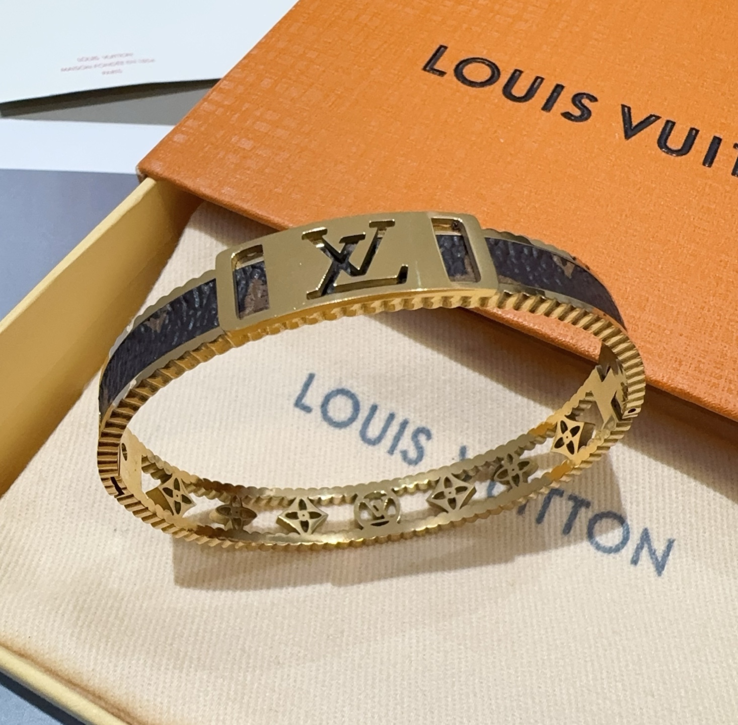  。LOUIS VUITTON官网热款MONOGRAM LV手镯 
LV老花贴皮手环 顶级太钢材质 真空