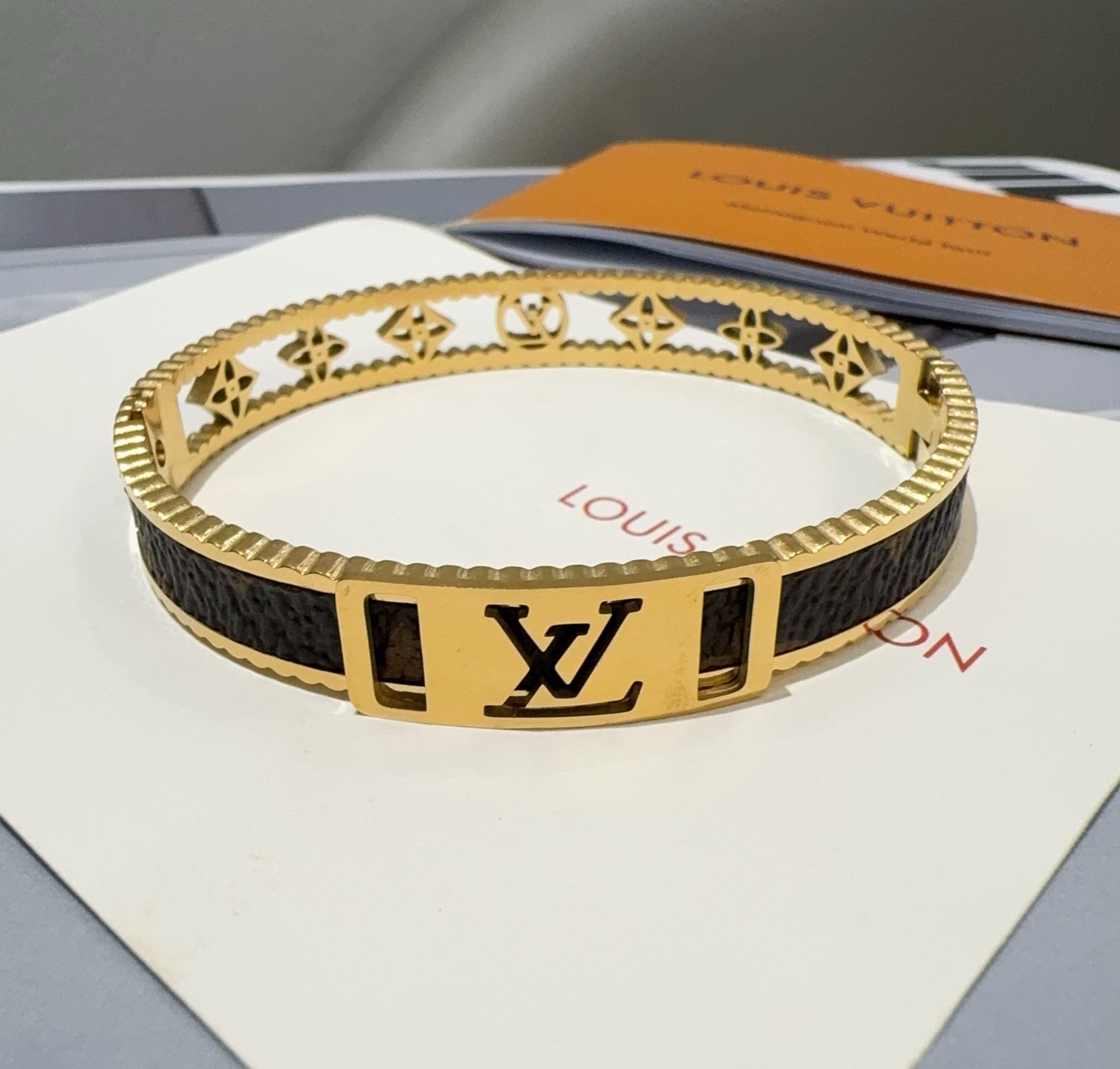  。LOUIS VUITTON官网热款MONOGRAM LV手镯 
LV老花贴皮手环 顶级太钢材质 真空