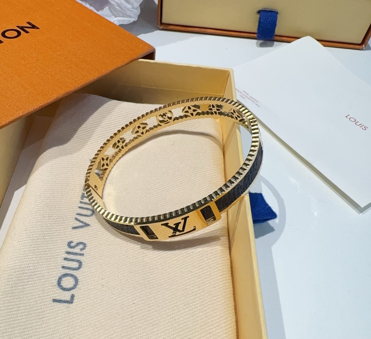 。LOUIS VUITTON官网热款MONOGRAM LV手镯 
LV老花贴皮手环 顶级太钢材质 真空