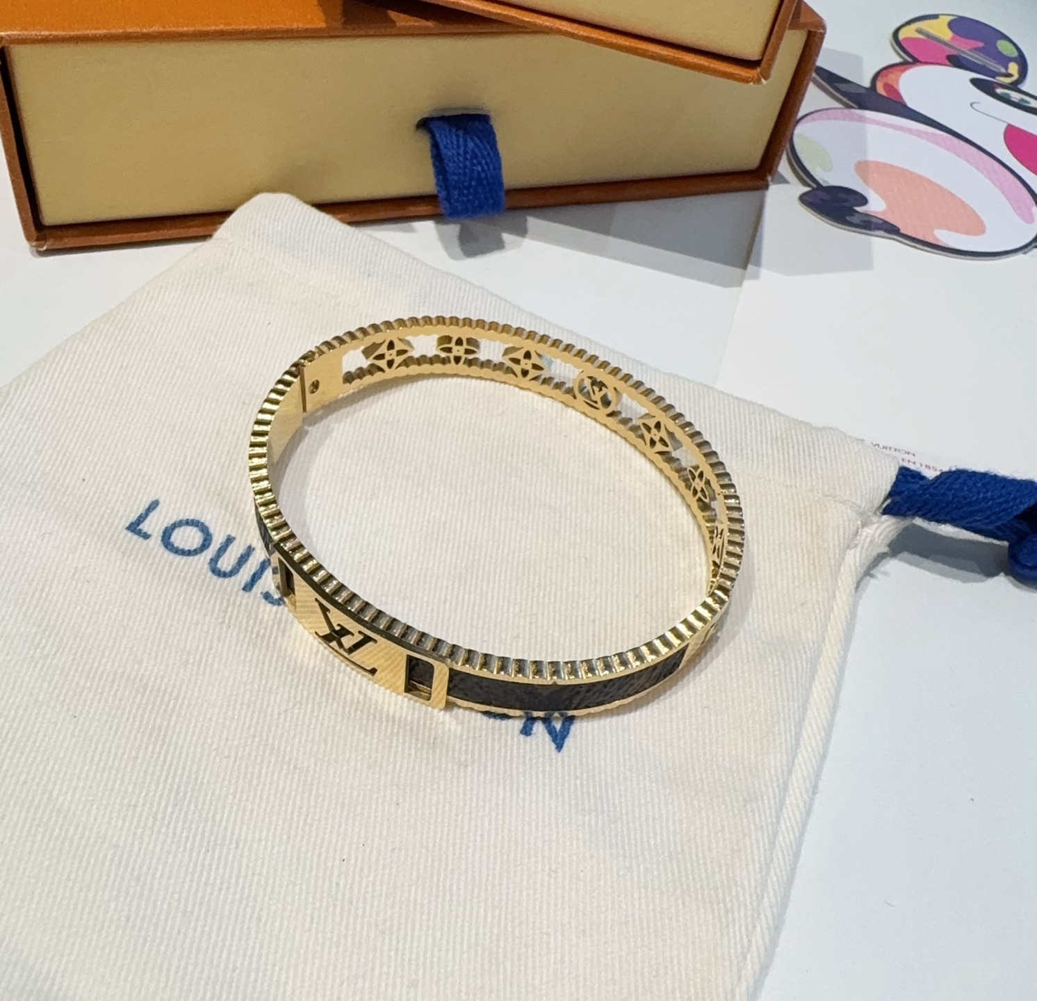  。LOUIS VUITTON官网热款MONOGRAM LV手镯 
LV老花贴皮手环 顶级太钢材质 真空