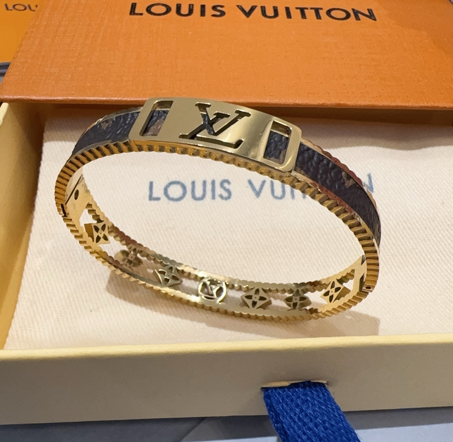  。LOUIS VUITTON官网热款MONOGRAM LV手镯 
LV老花贴皮手环 顶级太钢材质 真空