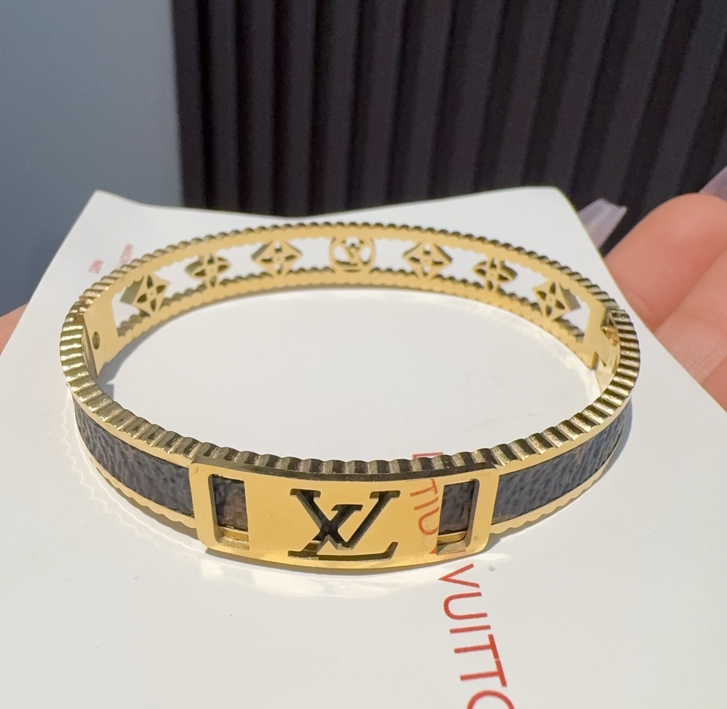  。LOUIS VUITTON官网热款MONOGRAM LV手镯 
LV老花贴皮手环 顶级太钢材质 真空