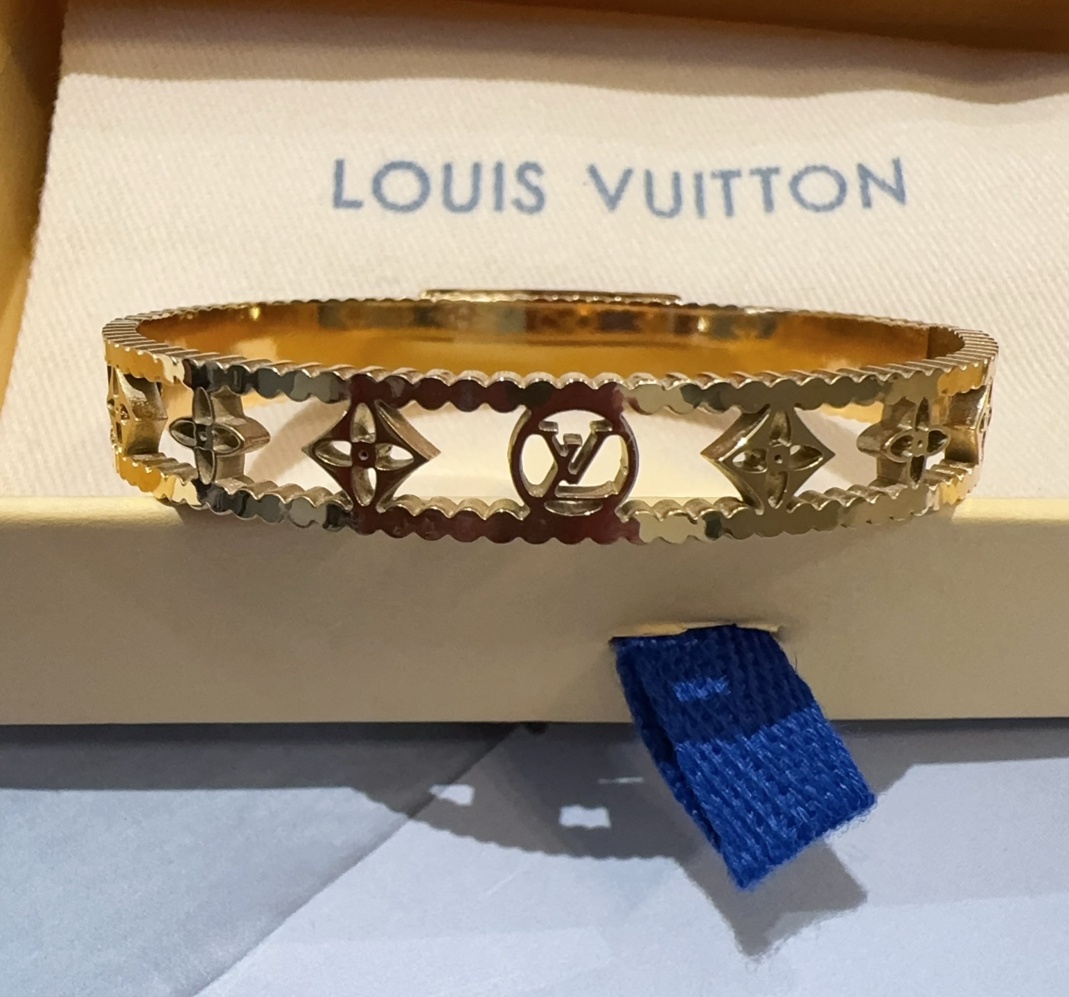  。LOUIS VUITTON官网热款MONOGRAM LV手镯 
LV老花贴皮手环 顶级太钢材质 真空