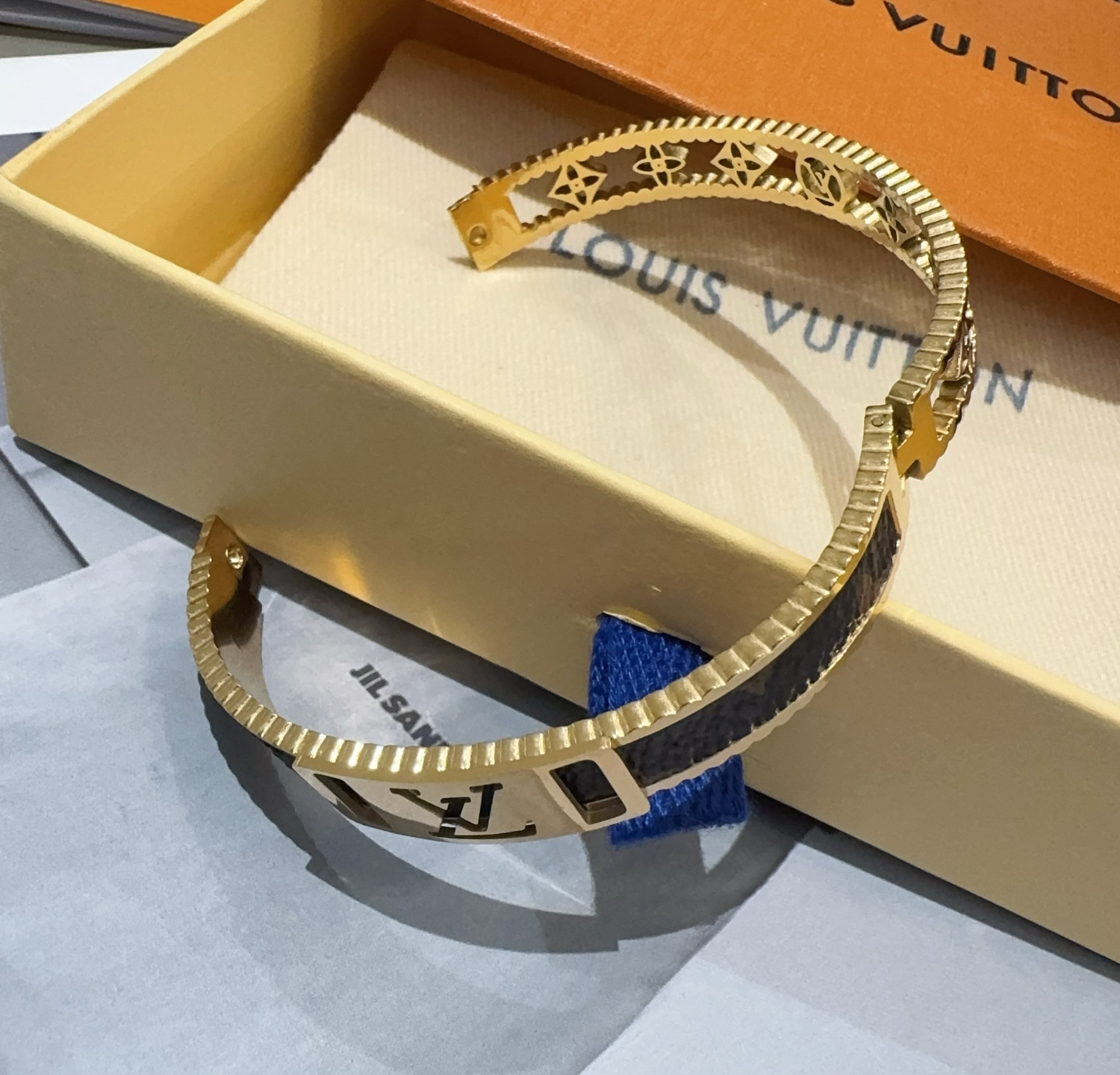  。LOUIS VUITTON官网热款MONOGRAM LV手镯 
LV老花贴皮手环 顶级太钢材质 真空