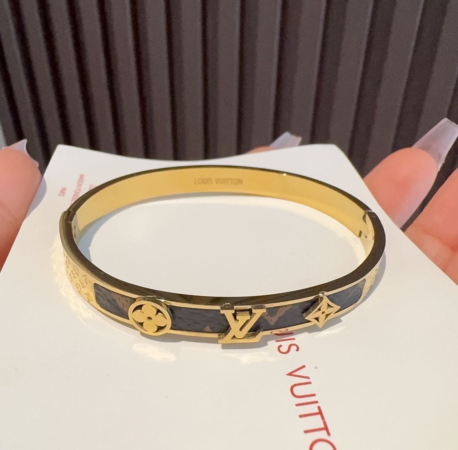  。LOUIS VUITTON官网热款MONOGRAM LV手镯 
LV老花贴皮手环 顶级太钢材质 真空