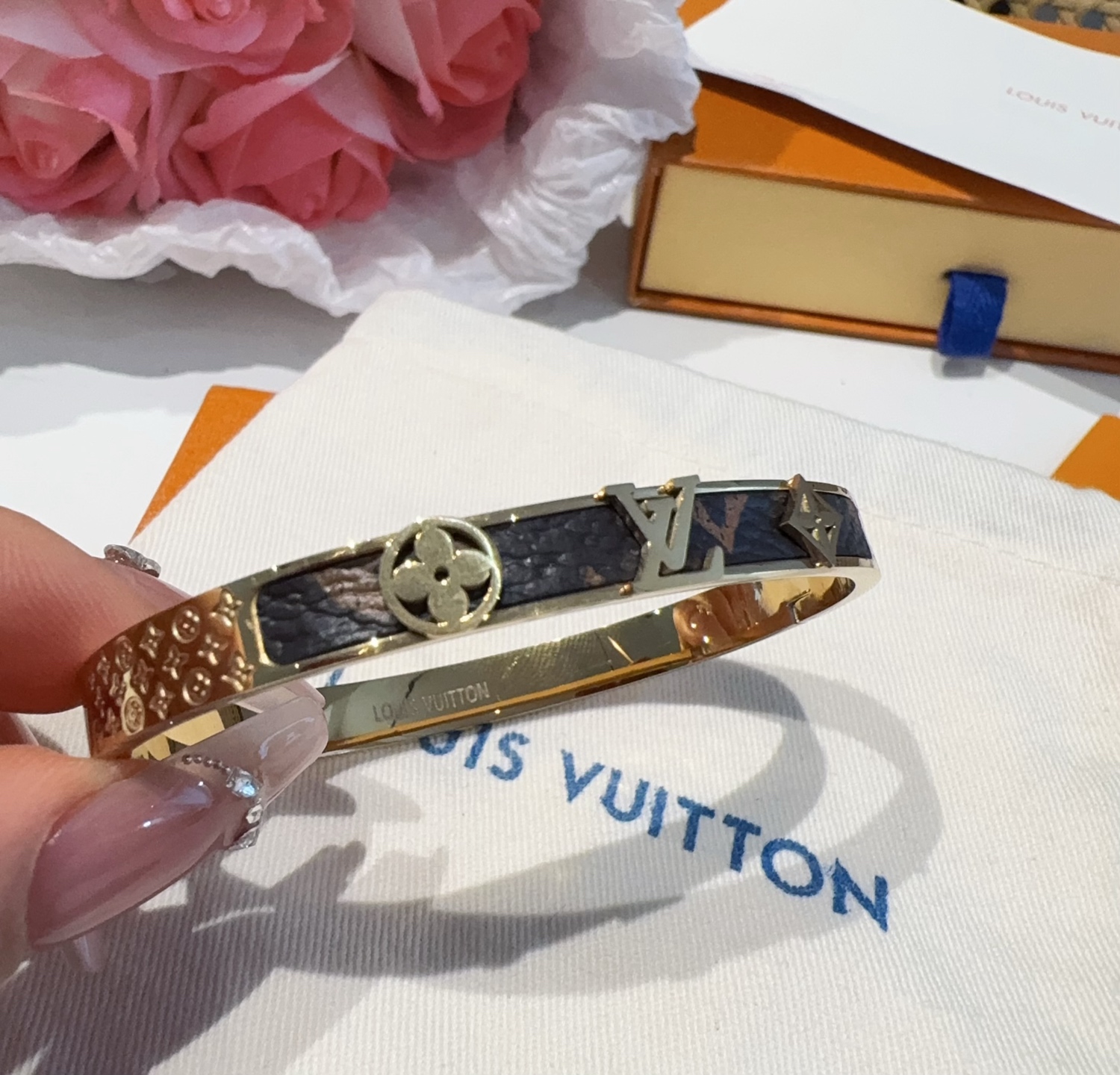  。LOUIS VUITTON官网热款MONOGRAM LV手镯 
LV老花贴皮手环 顶级太钢材质 真空