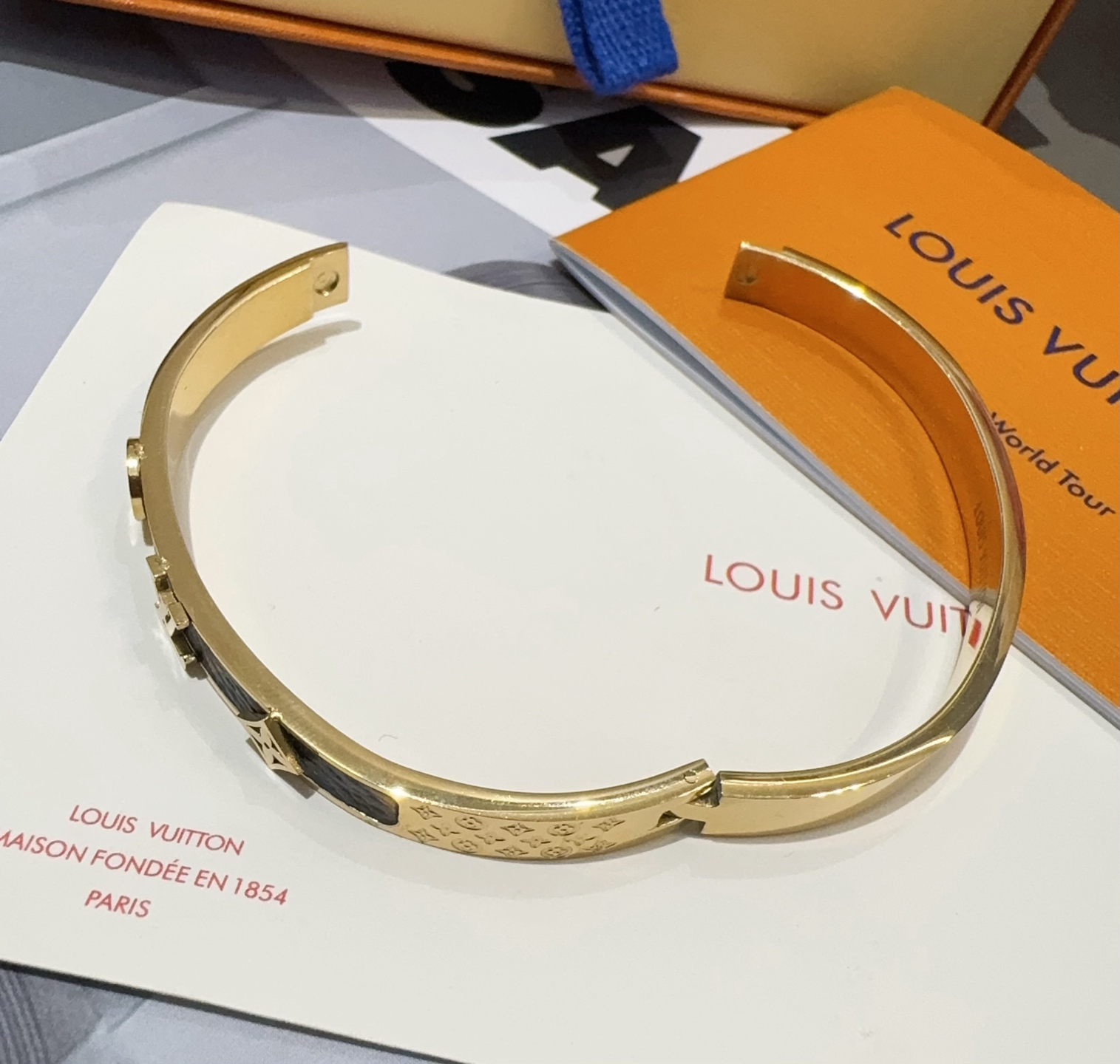  。LOUIS VUITTON官网热款MONOGRAM LV手镯 
LV老花贴皮手环 顶级太钢材质 真空