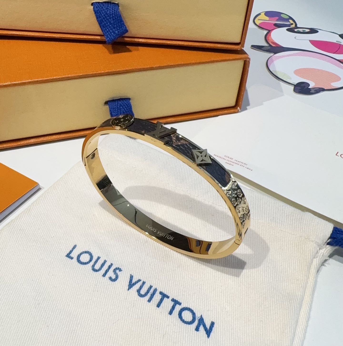  。LOUIS VUITTON官网热款MONOGRAM LV手镯 
LV老花贴皮手环 顶级太钢材质 真空