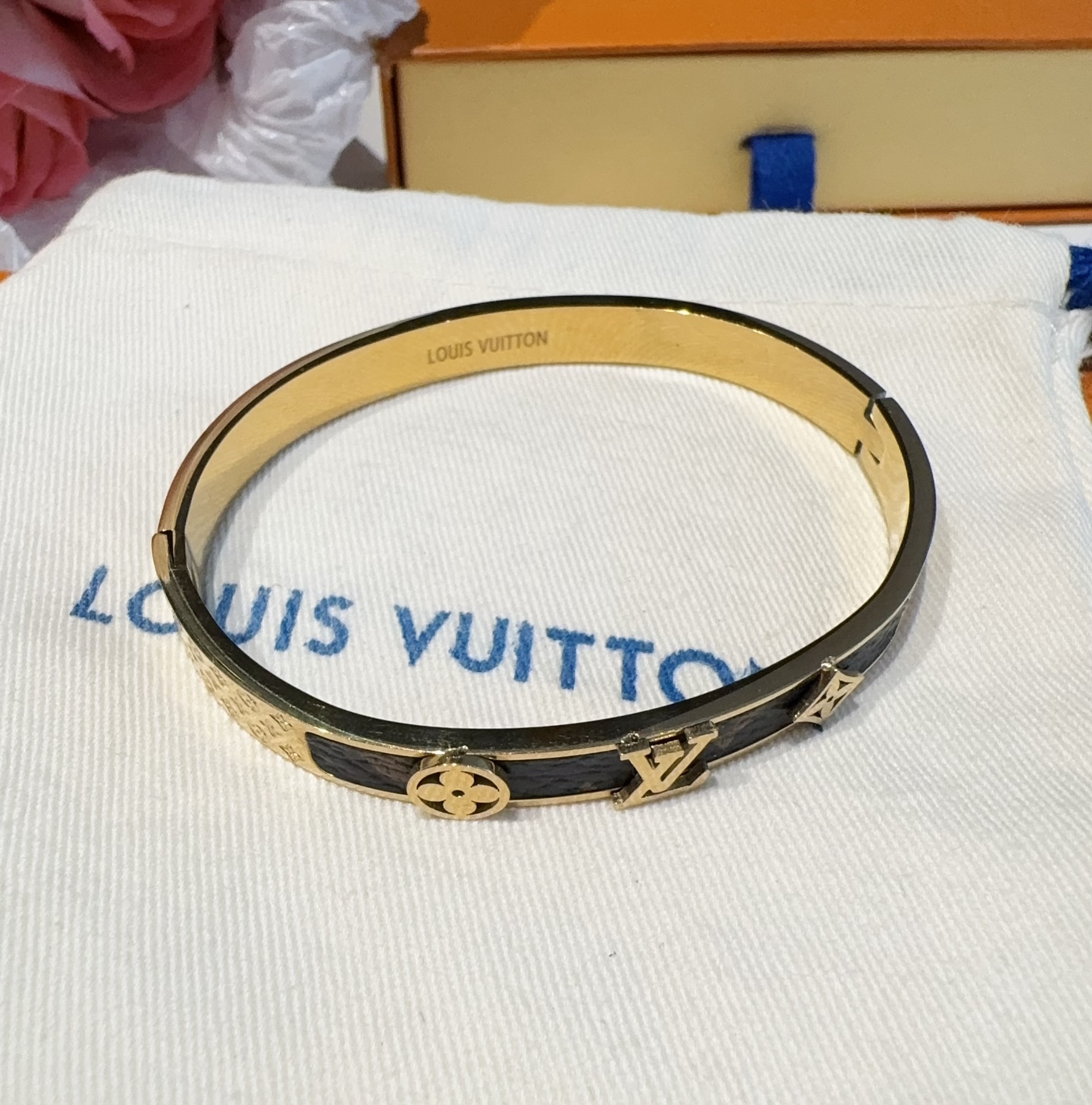  。LOUIS VUITTON官网热款MONOGRAM LV手镯 
LV老花贴皮手环 顶级太钢材质 真空