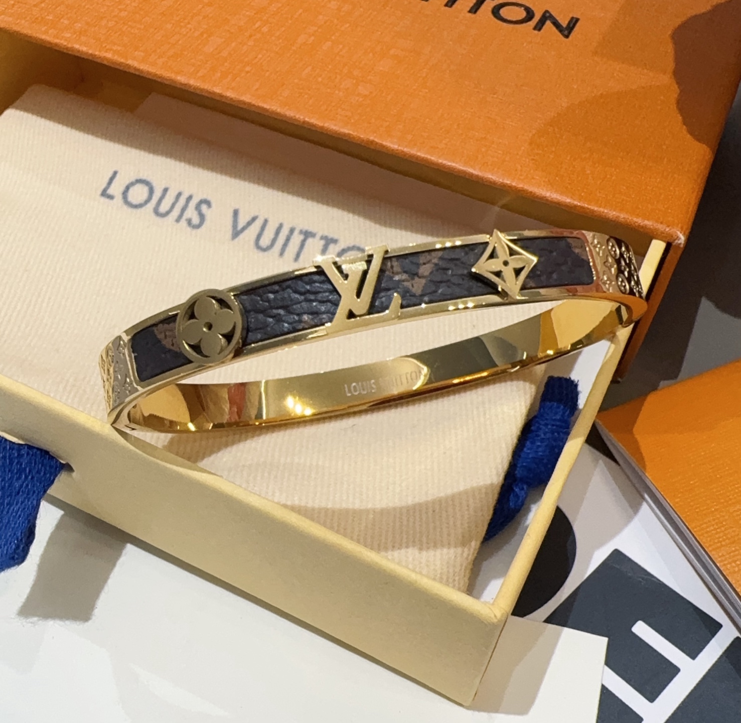  。LOUIS VUITTON官网热款MONOGRAM LV手镯 
LV老花贴皮手环 顶级太钢材质 真空