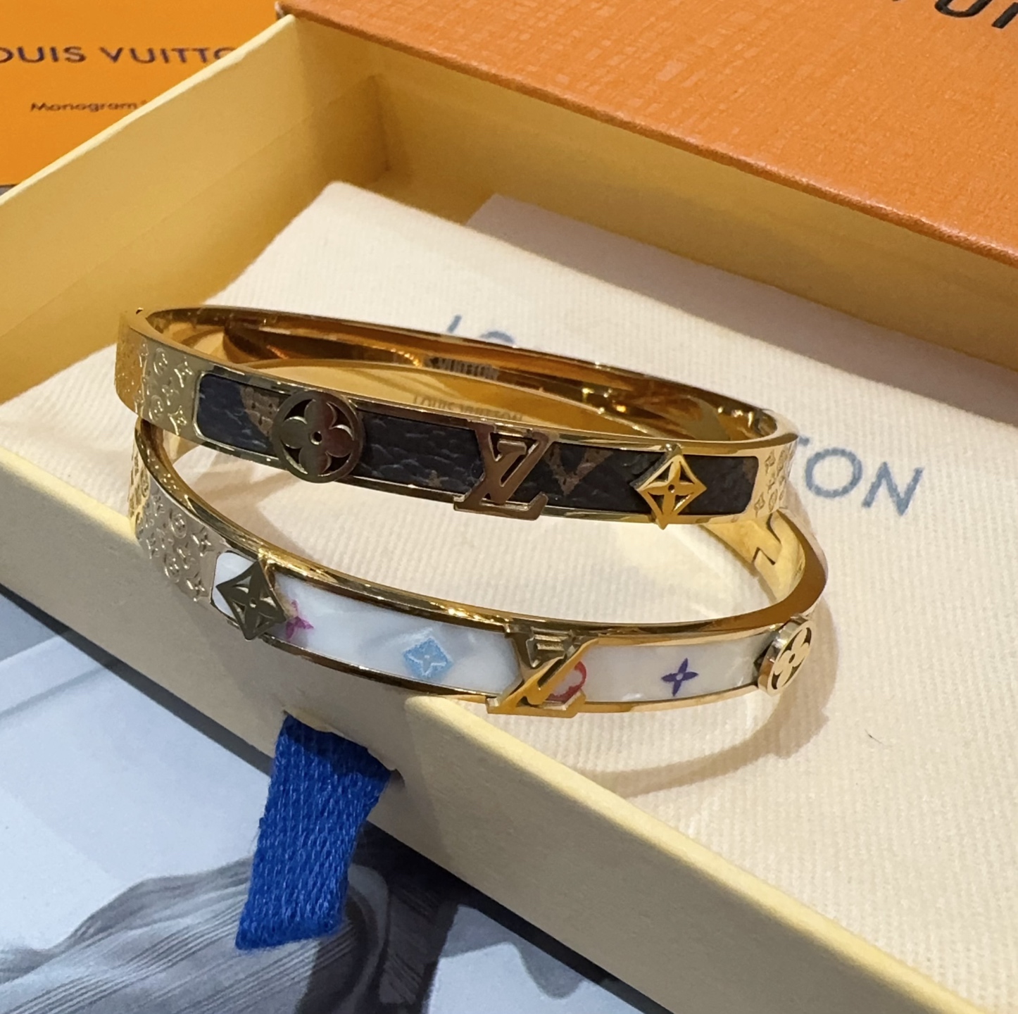  。LOUIS VUITTON官网热款MONOGRAM LV手镯 
LV老花贴皮手环 顶级太钢材质 真空