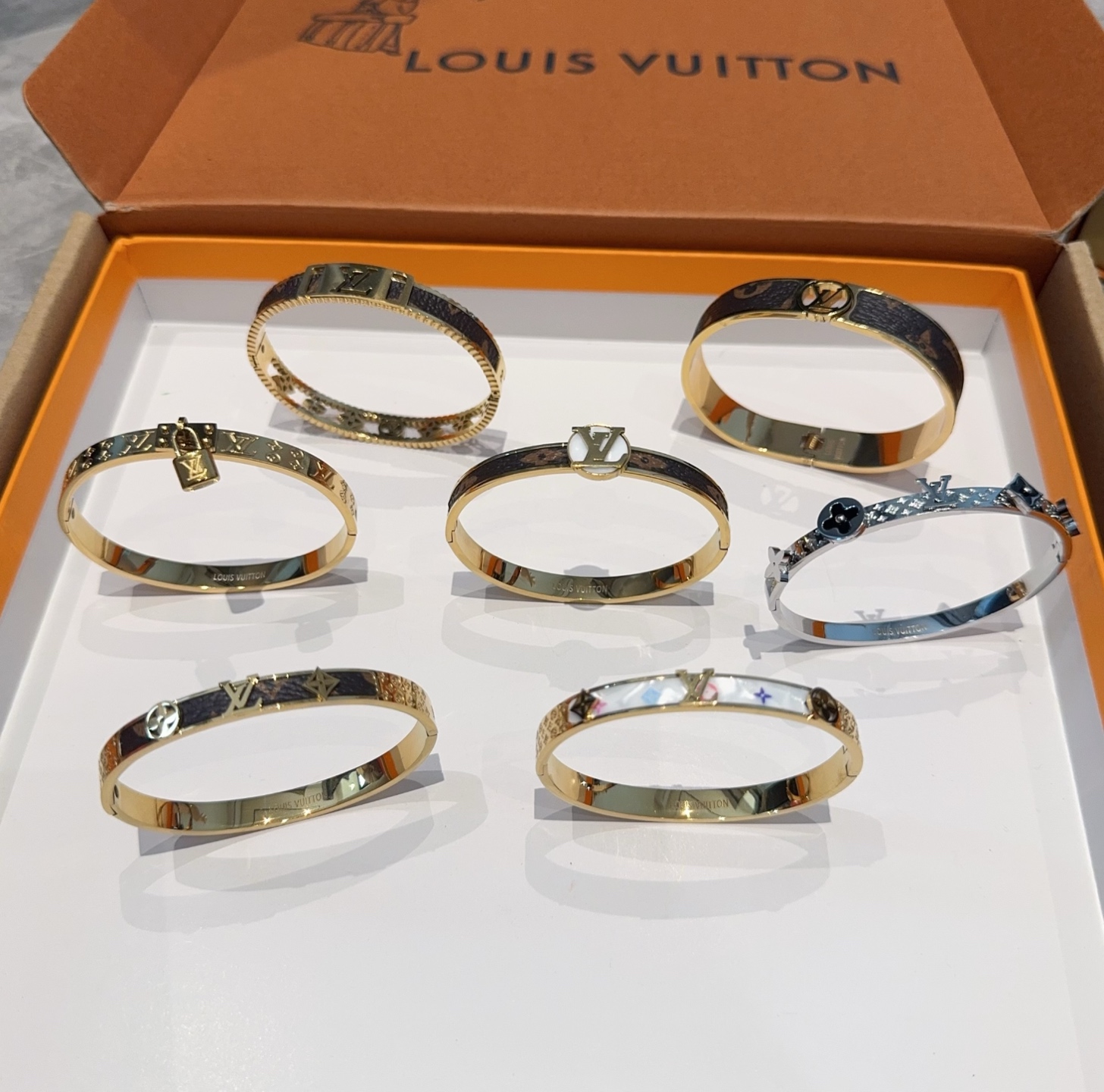  。LOUIS VUITTON官网热款MONOGRAM LV手镯 
LV手环 顶级太钢材质 真空电镀性价