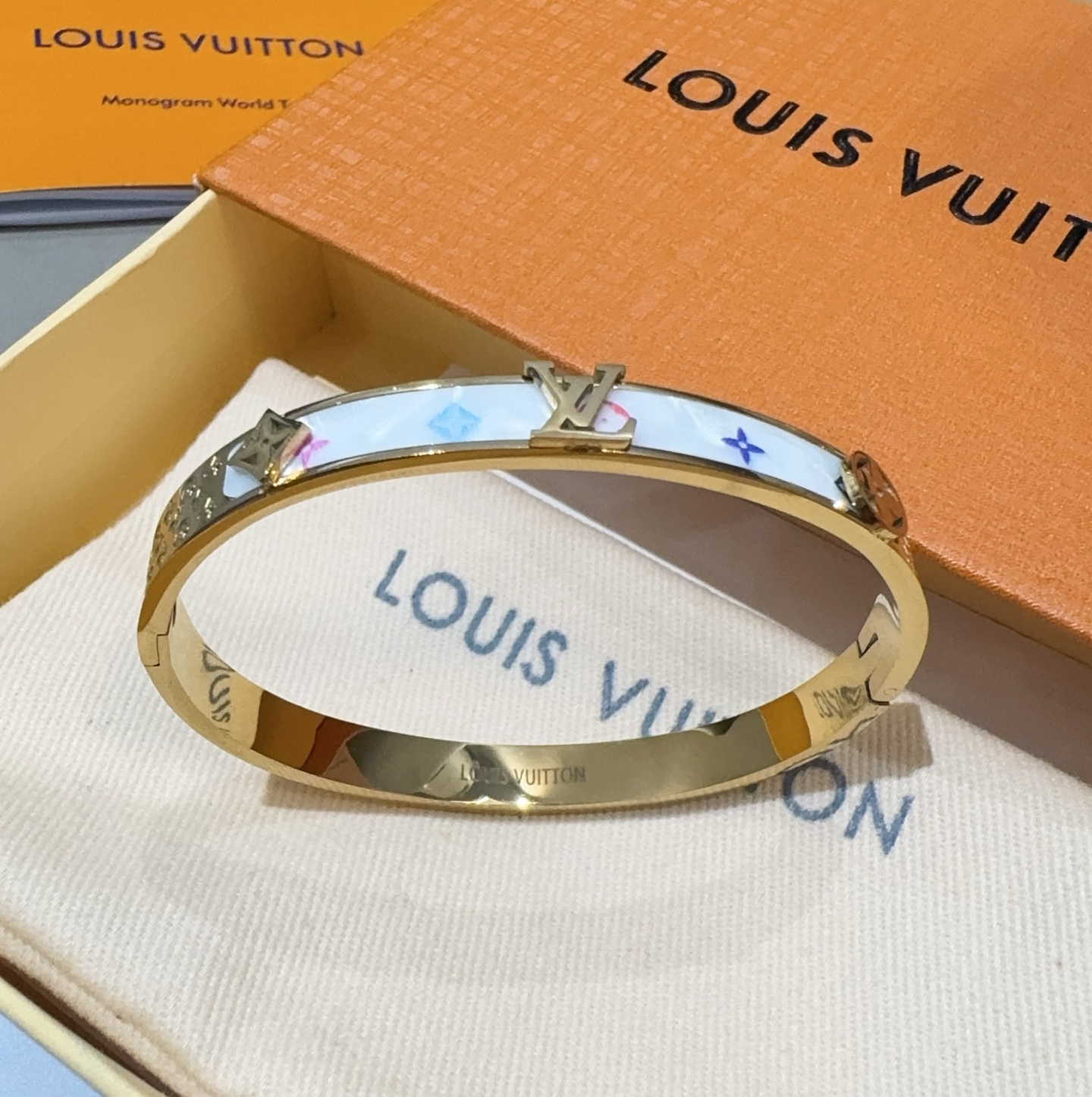  。LOUIS VUITTON官网热款MONOGRAM LV手镯 
LV老花贴皮手环 顶级太钢材质 真空