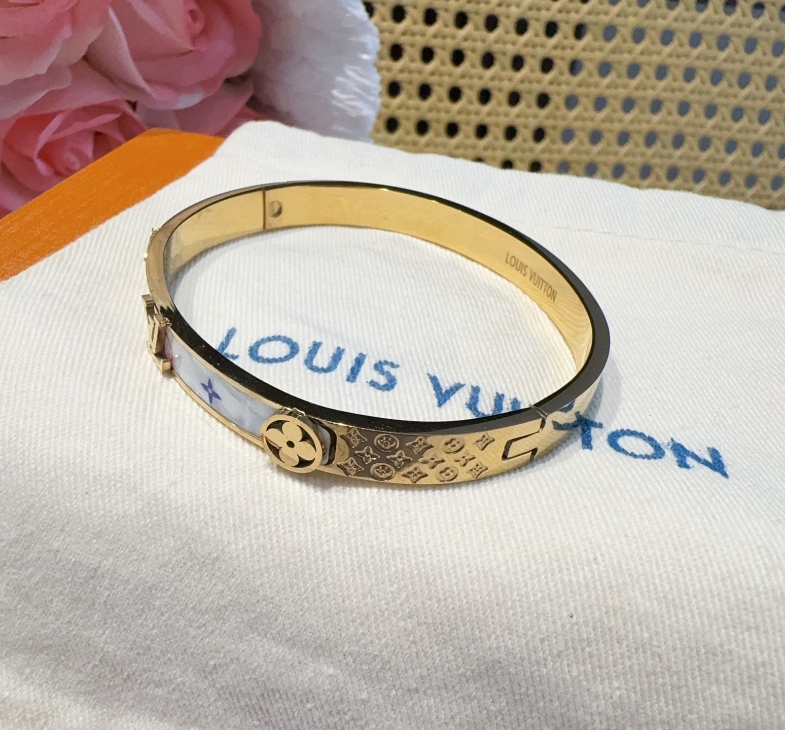  。LOUIS VUITTON官网热款MONOGRAM LV手镯 
LV老花贴皮手环 顶级太钢材质 真空